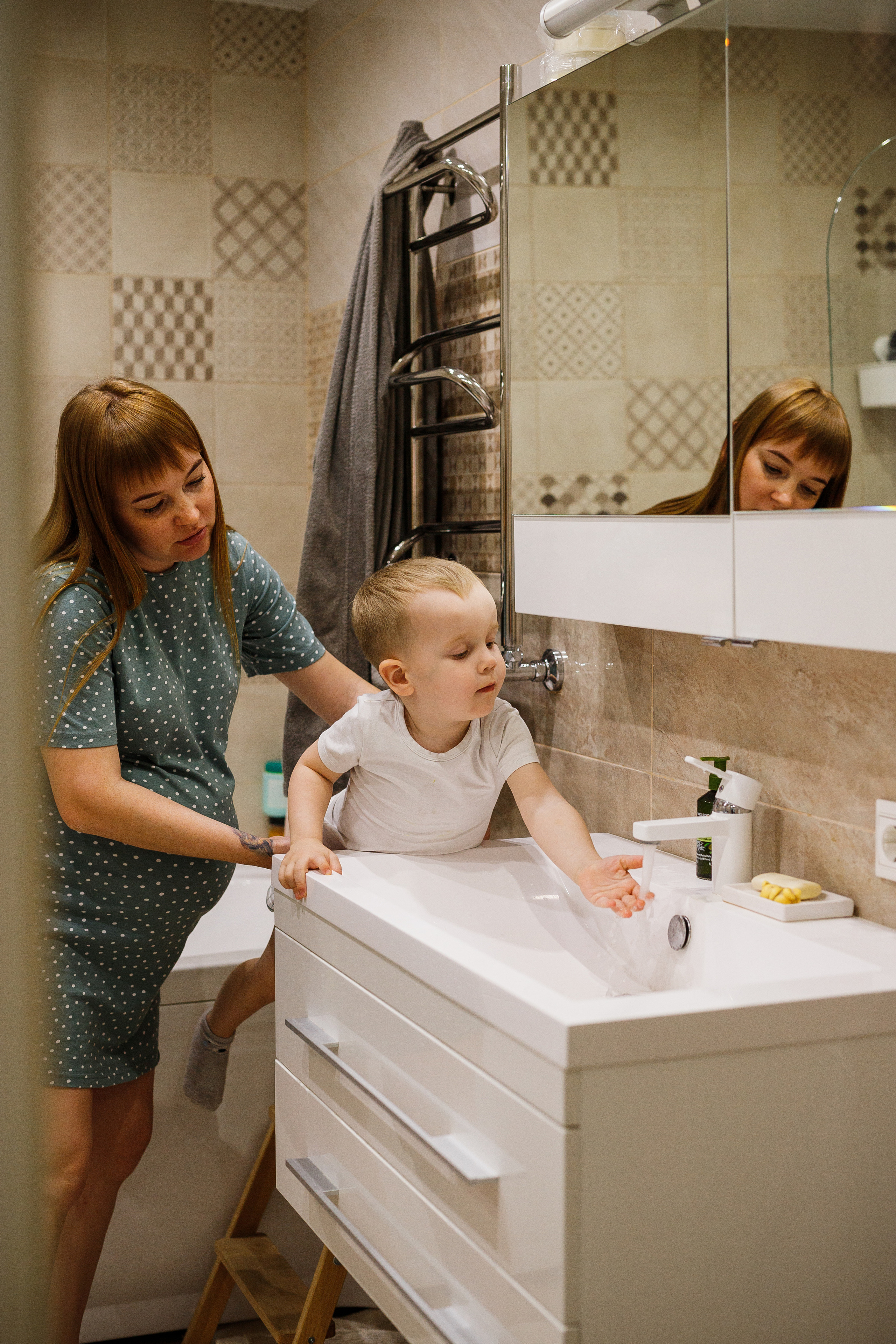 Семейная съемка дома в Астрахани, муж, беременная жена, ребенок.