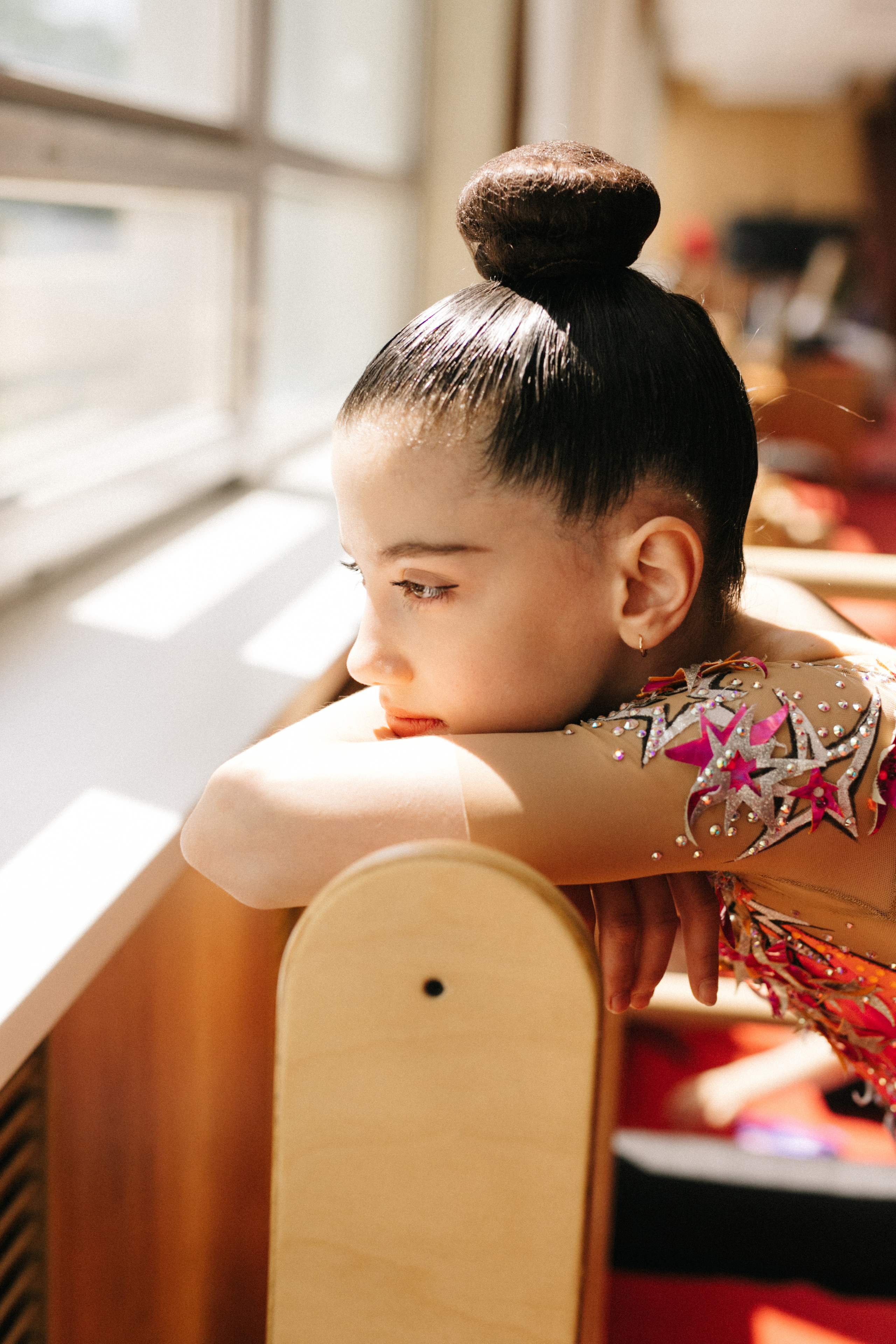 Фотосессия юной гимнастки Леры, Спортивная школа им. Л. А. Тихомировой по художественной гимнастике в Астрахани. Портрет гимнастки. Гимнастика. Гимнастические костюмы.