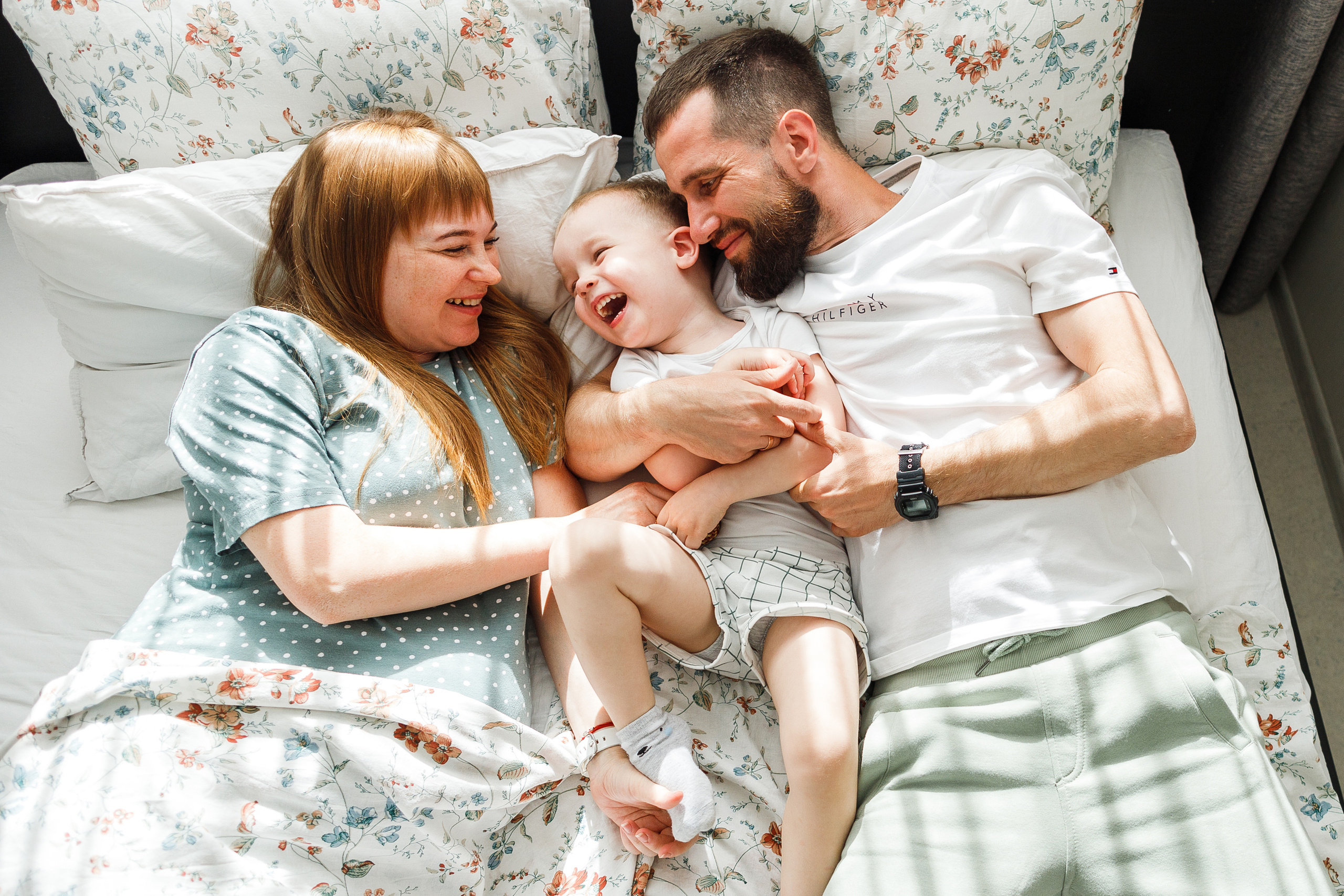 Семейная съемка дома в Астрахани, муж, беременная жена, ребенок.