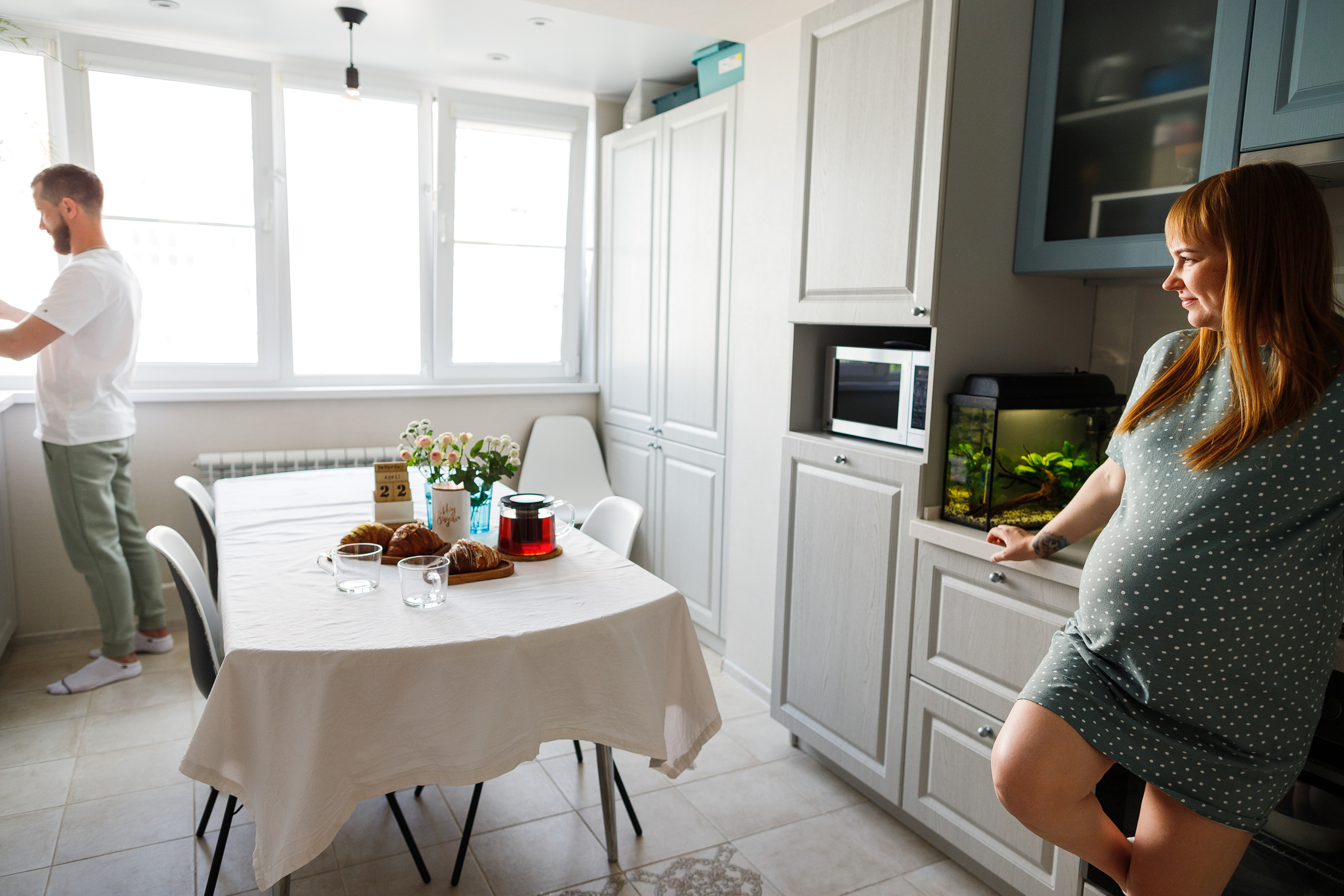 Семейная съемка дома в Астрахани, муж, беременная жена, ребенок.