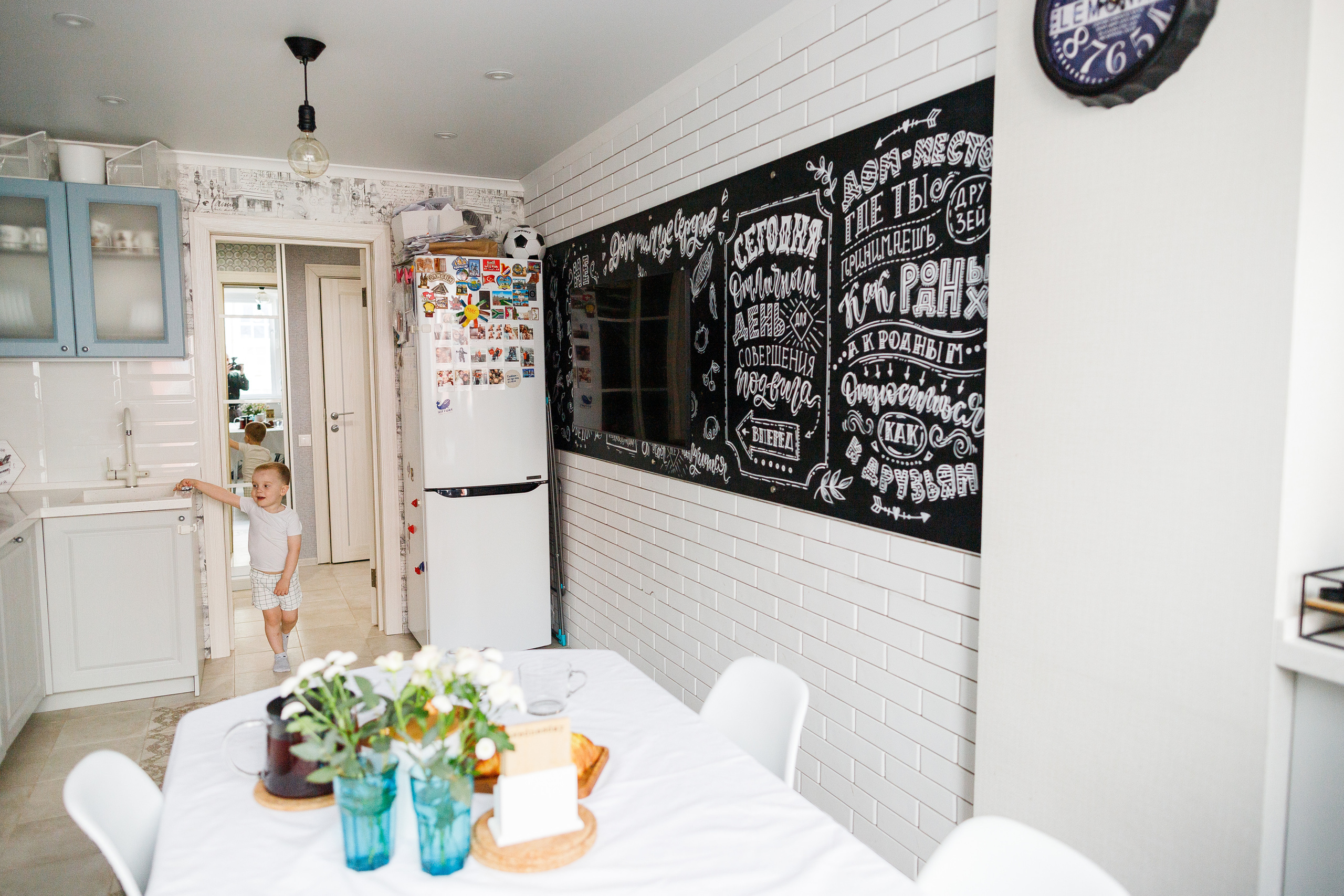 Семейная съемка дома в Астрахани, муж, беременная жена, ребенок.