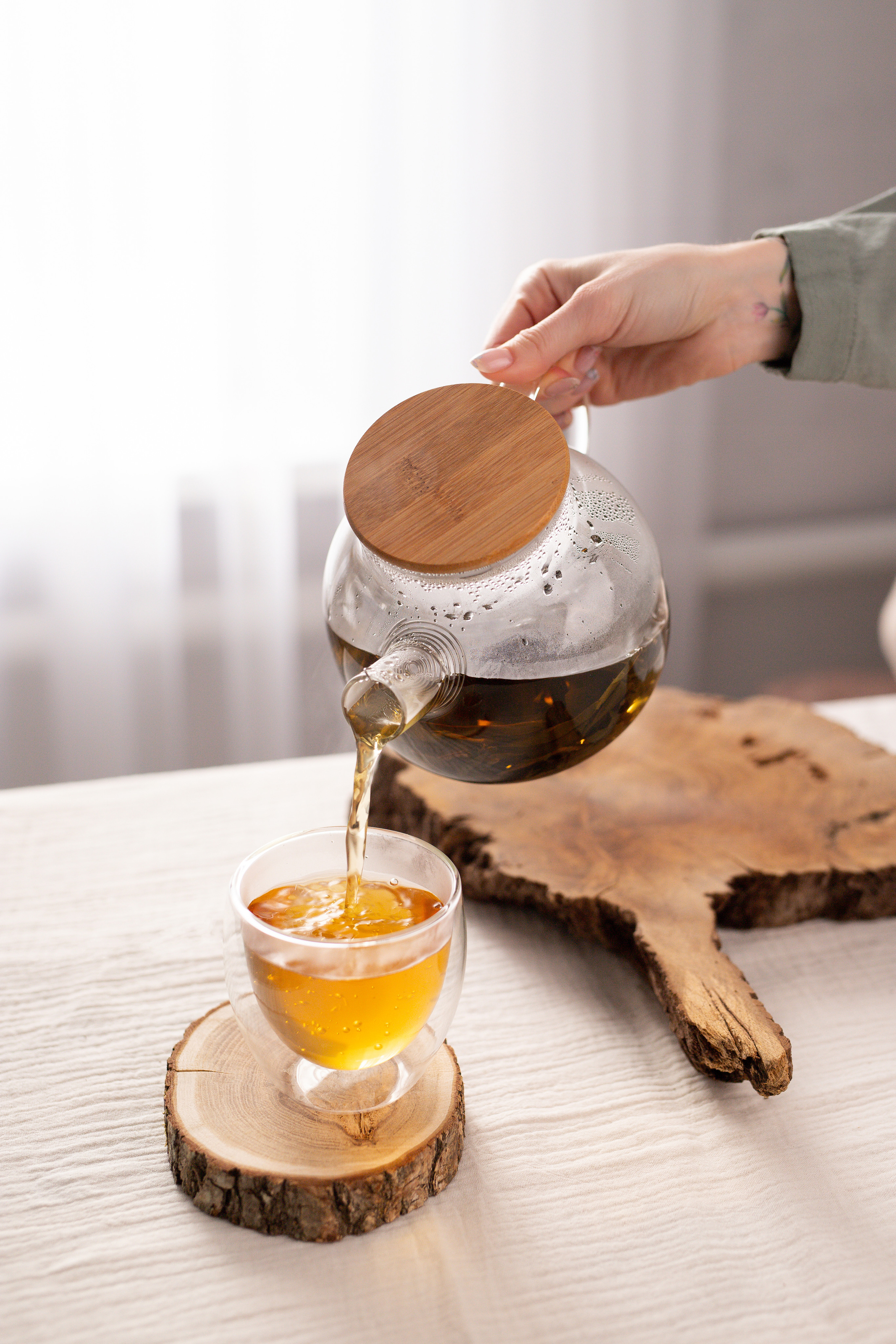 съемка чая и трав для магазина в Астрахани. контент съемка. чай и травы. съемка еды. Чай наливают в чашку.