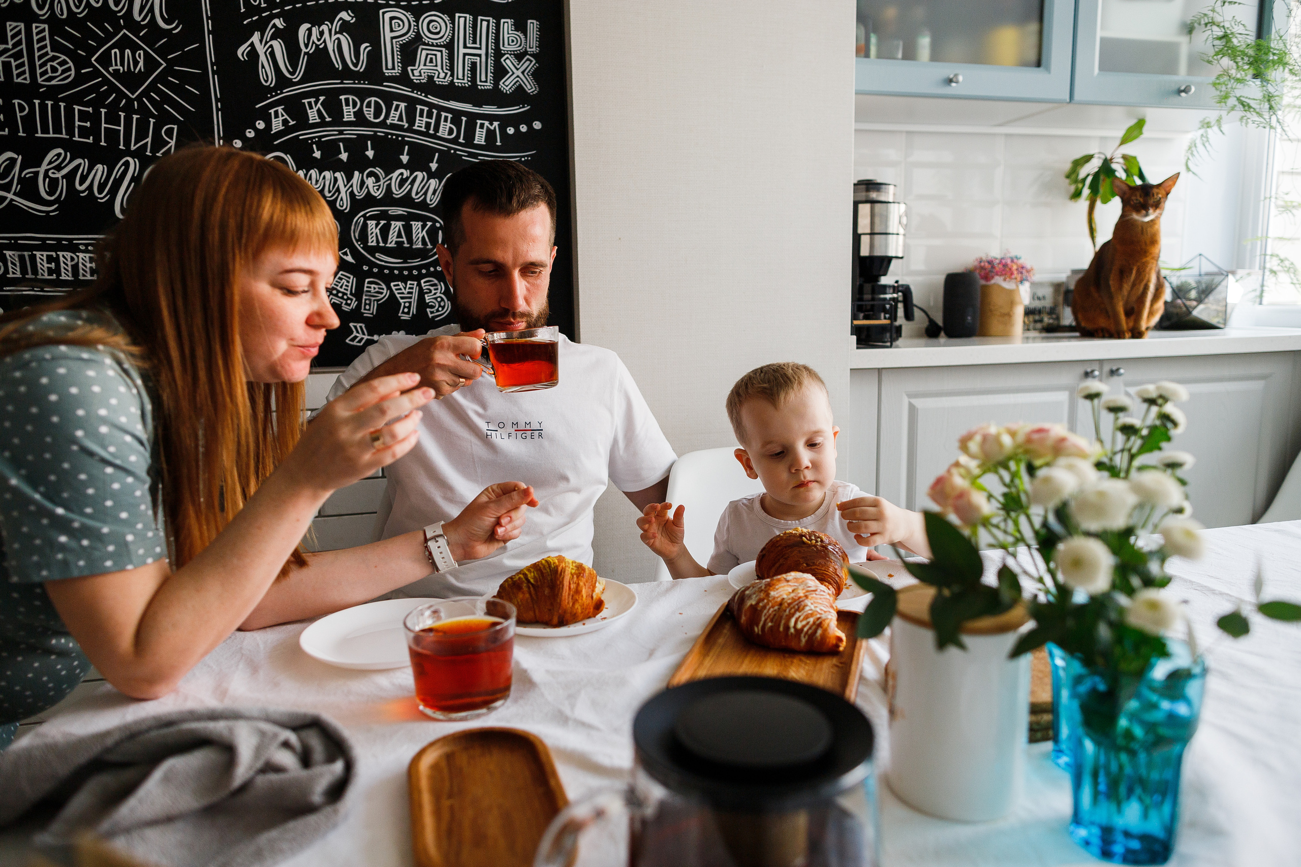Семейная съемка дома в Астрахани, муж, беременная жена, ребенок.