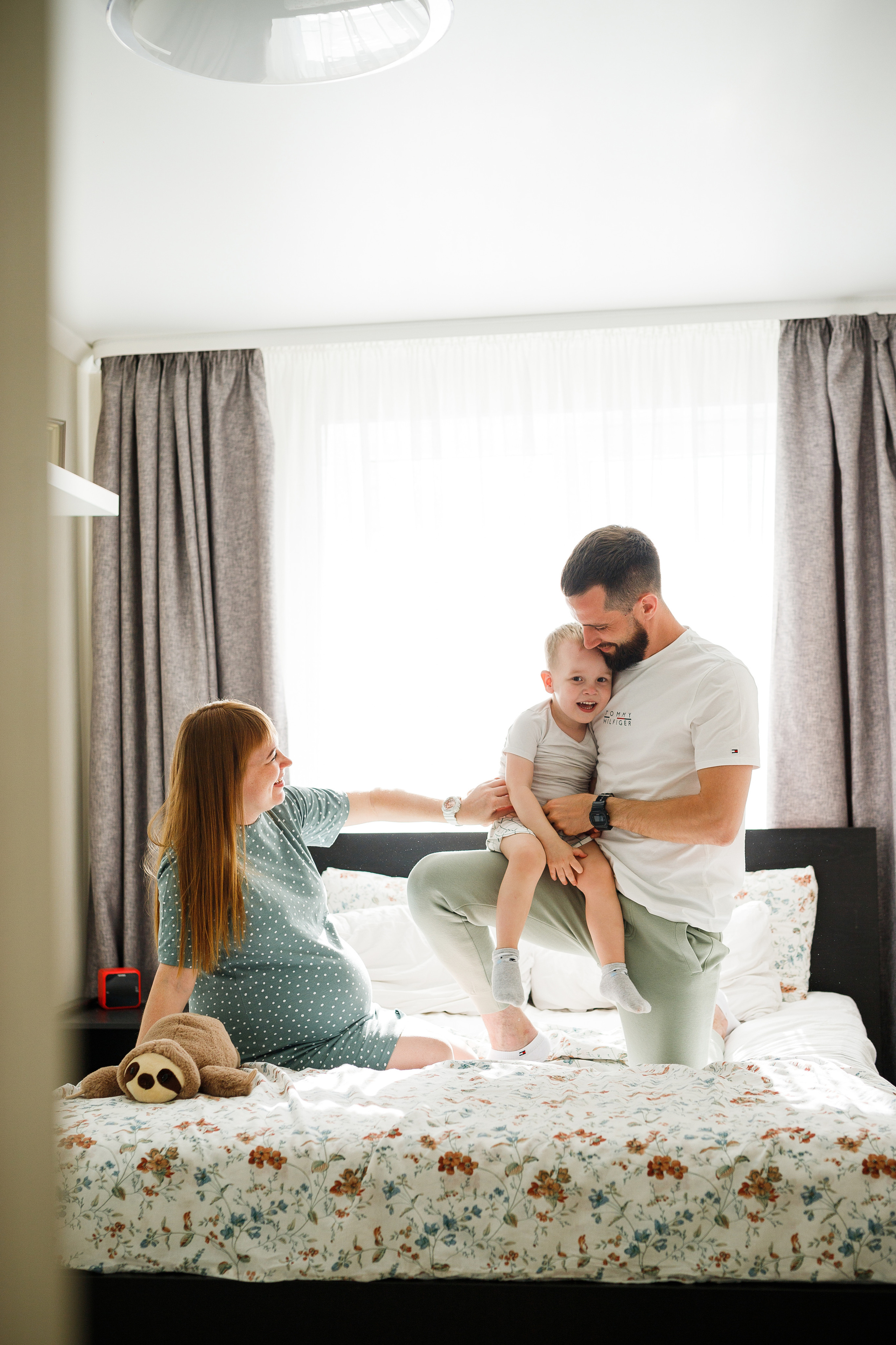 Семейная съемка дома в Астрахани, муж, беременная жена, ребенок.