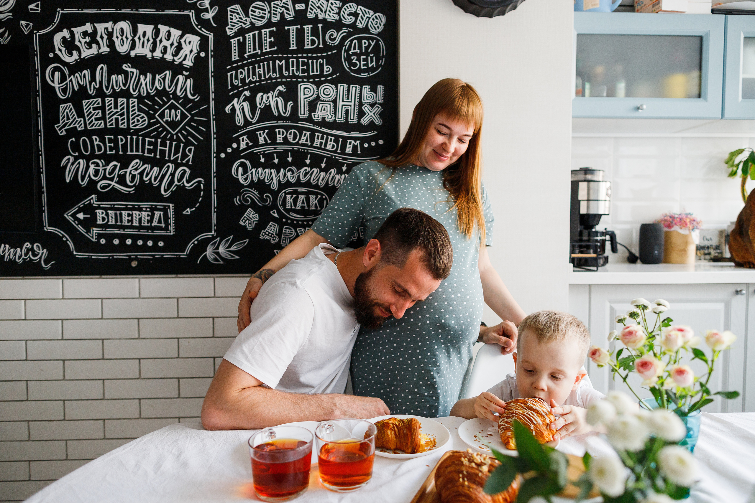Семейная съемка дома в Астрахани, муж, беременная жена, ребенок.