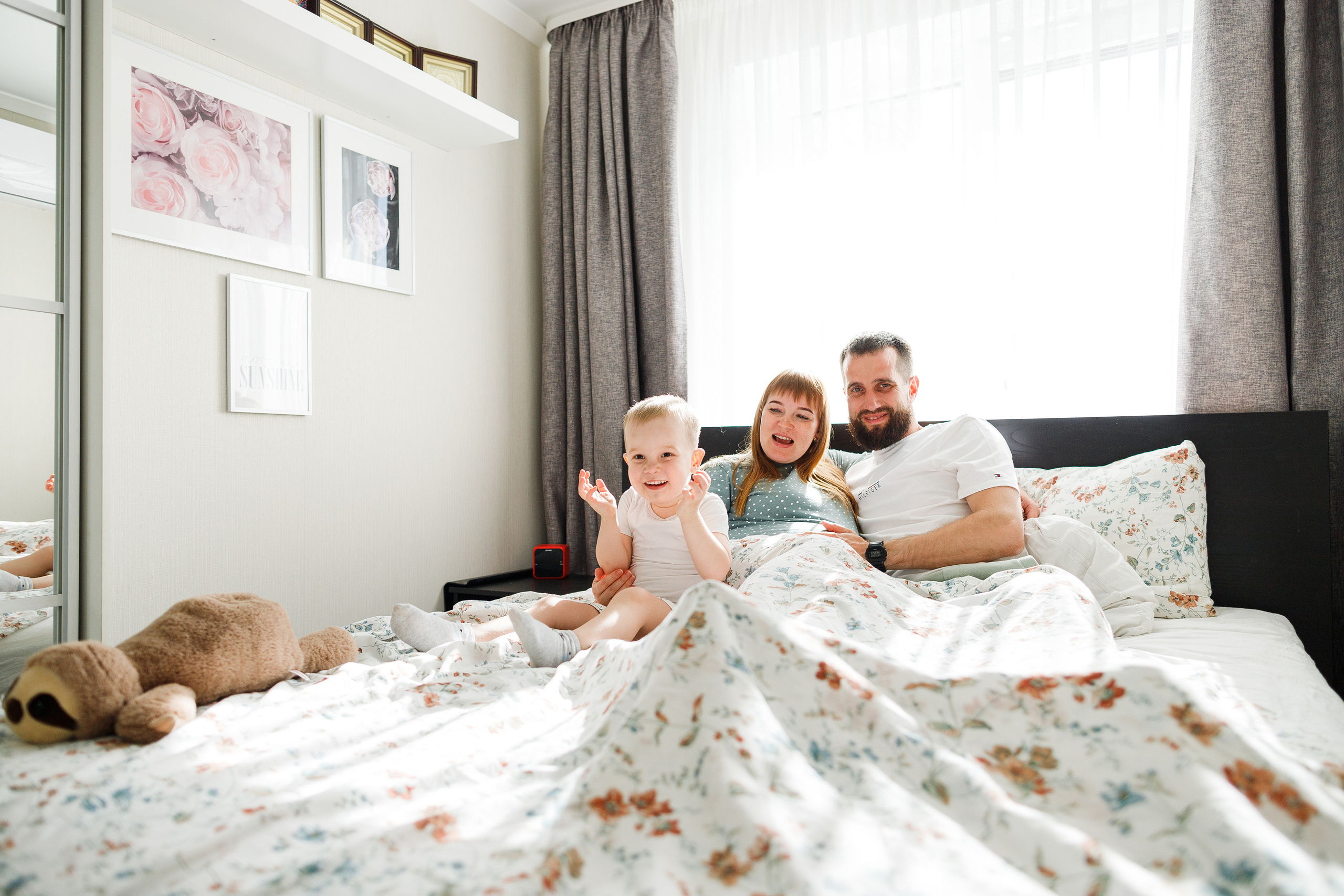 Семейная съемка дома в Астрахани, муж, беременная жена, ребенок.