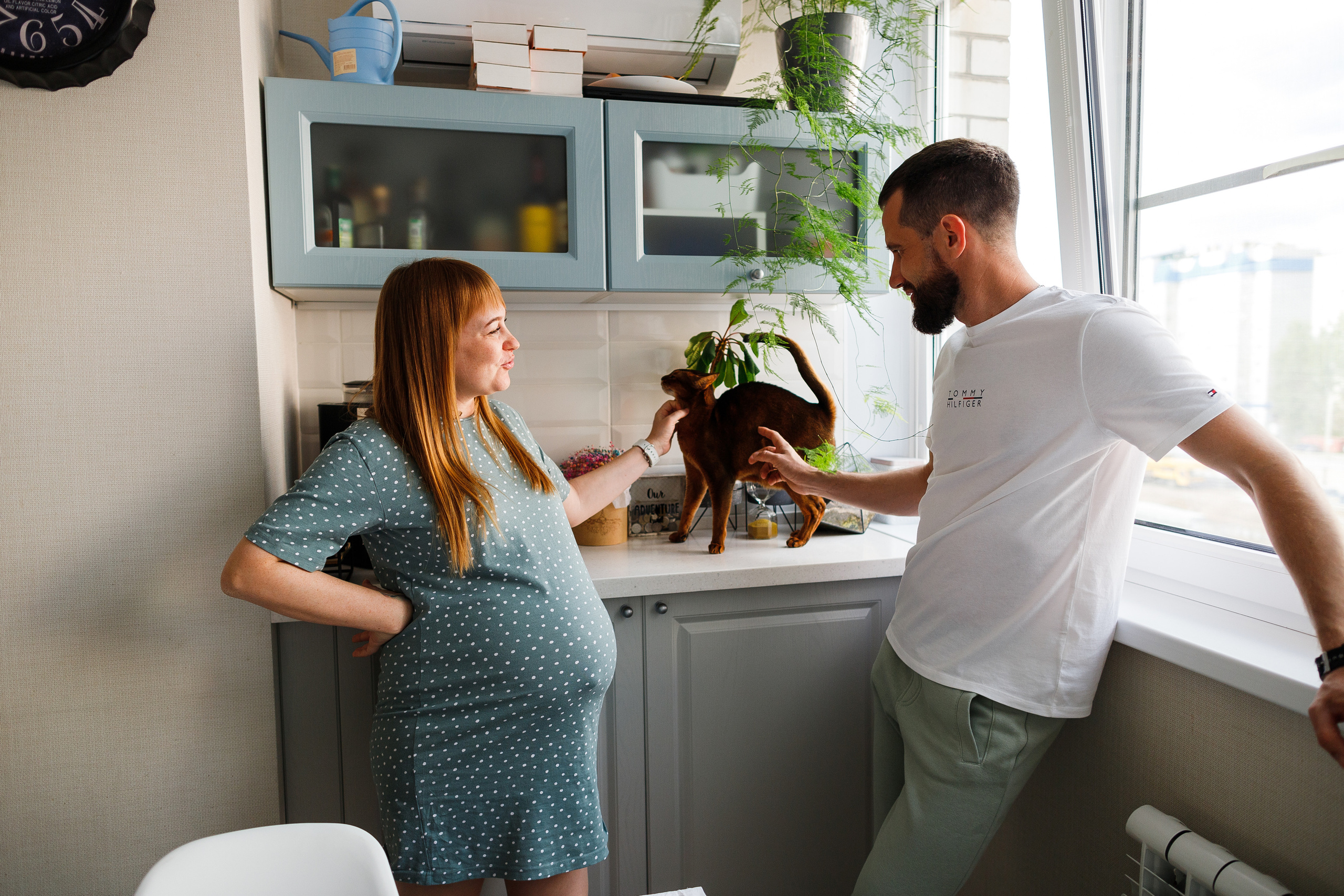 Семейная съемка дома в Астрахани, муж, беременная жена, ребенок.