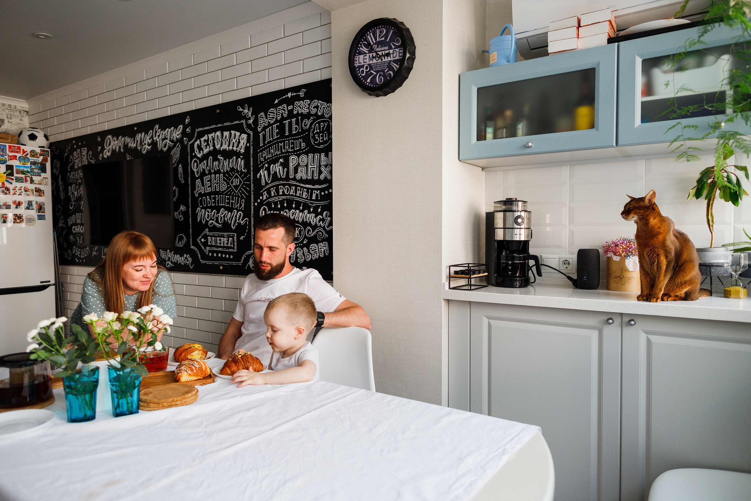 Семейная съемка дома в Астрахани, муж, беременная жена, ребенок.