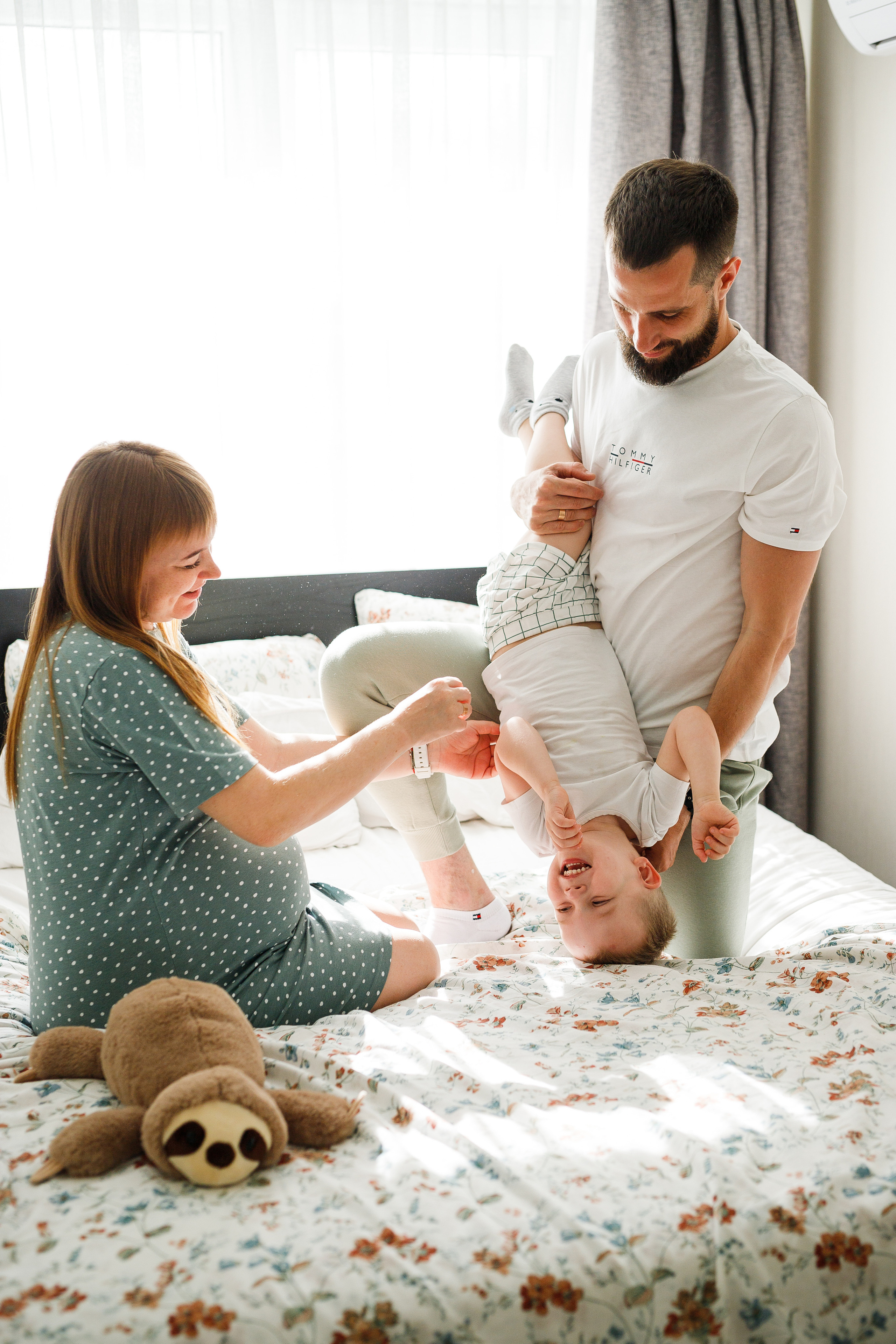 Семейная съемка дома в Астрахани, муж, беременная жена, ребенок.