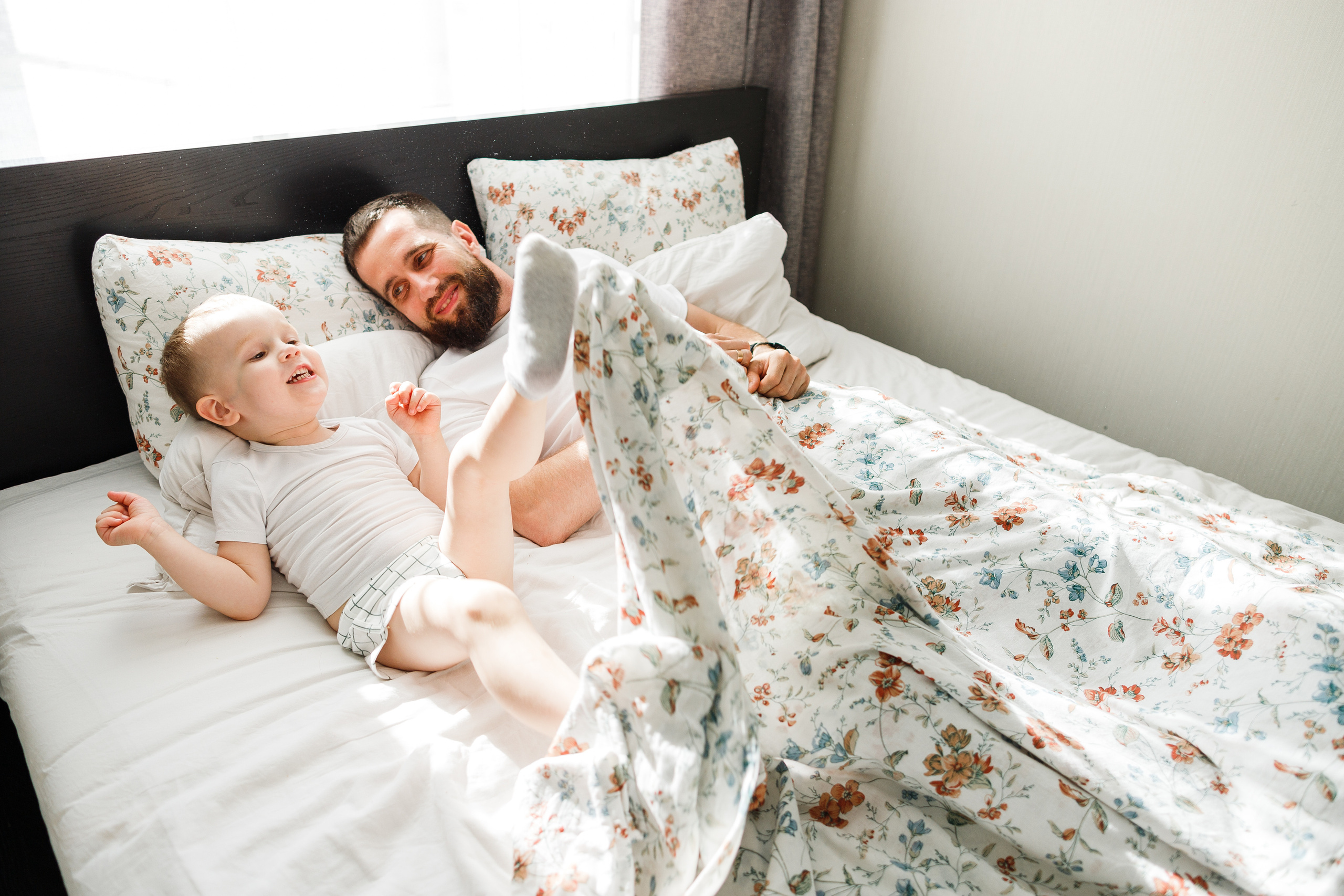 Семейная съемка дома в Астрахани, муж, беременная жена, ребенок.