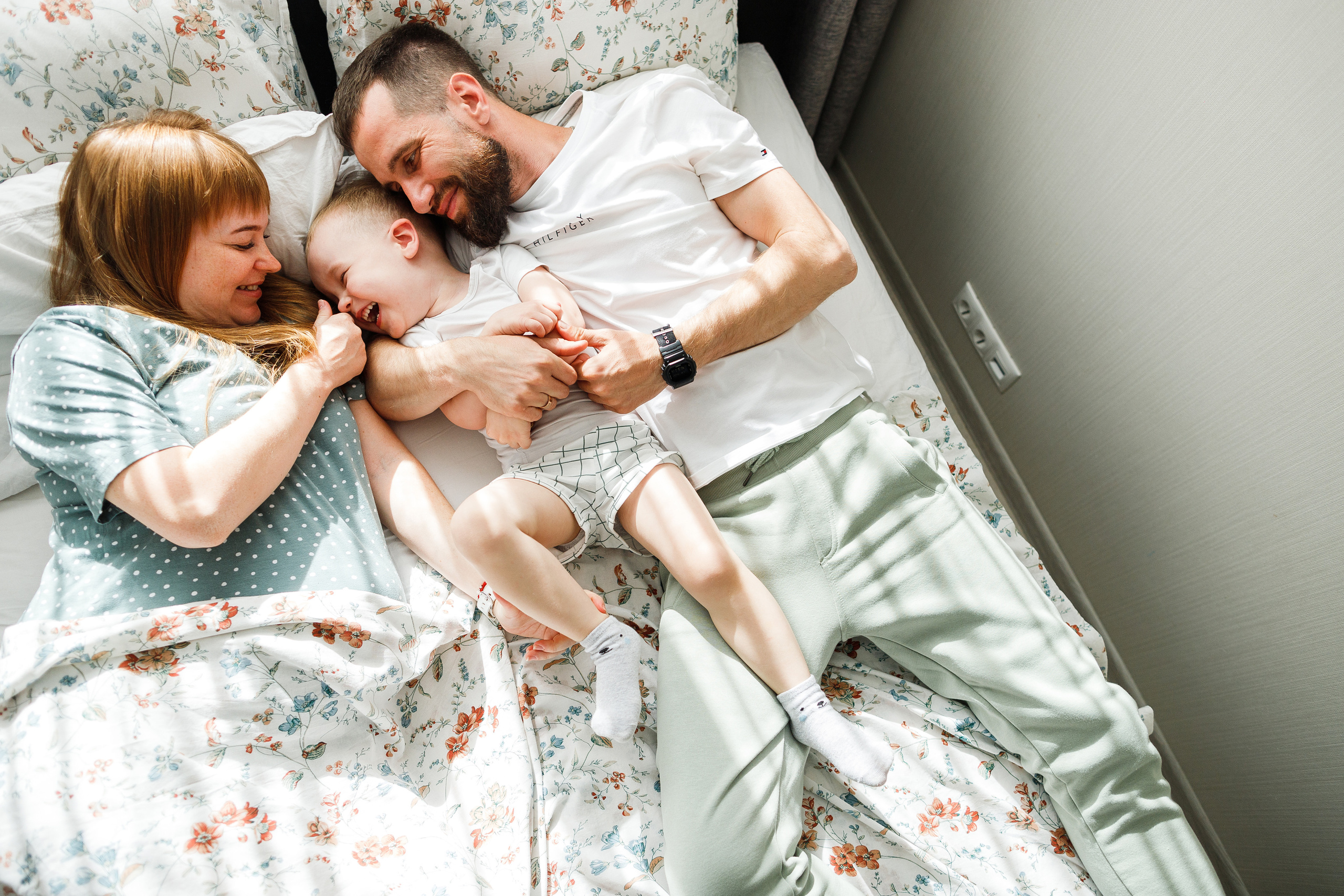 Семейная съемка дома в Астрахани, муж, беременная жена, ребенок.