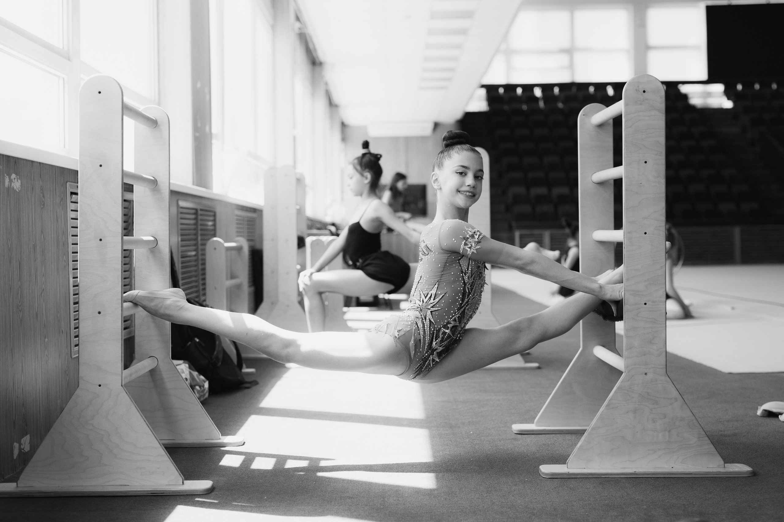 Фотосессия юной гимнастки Леры, Спортивная школа им. Л. А. Тихомировой по художественной гимнастике в Астрахани. Портрет гимнастки. Гимнастика. Гимнастические костюмы. ЧБ