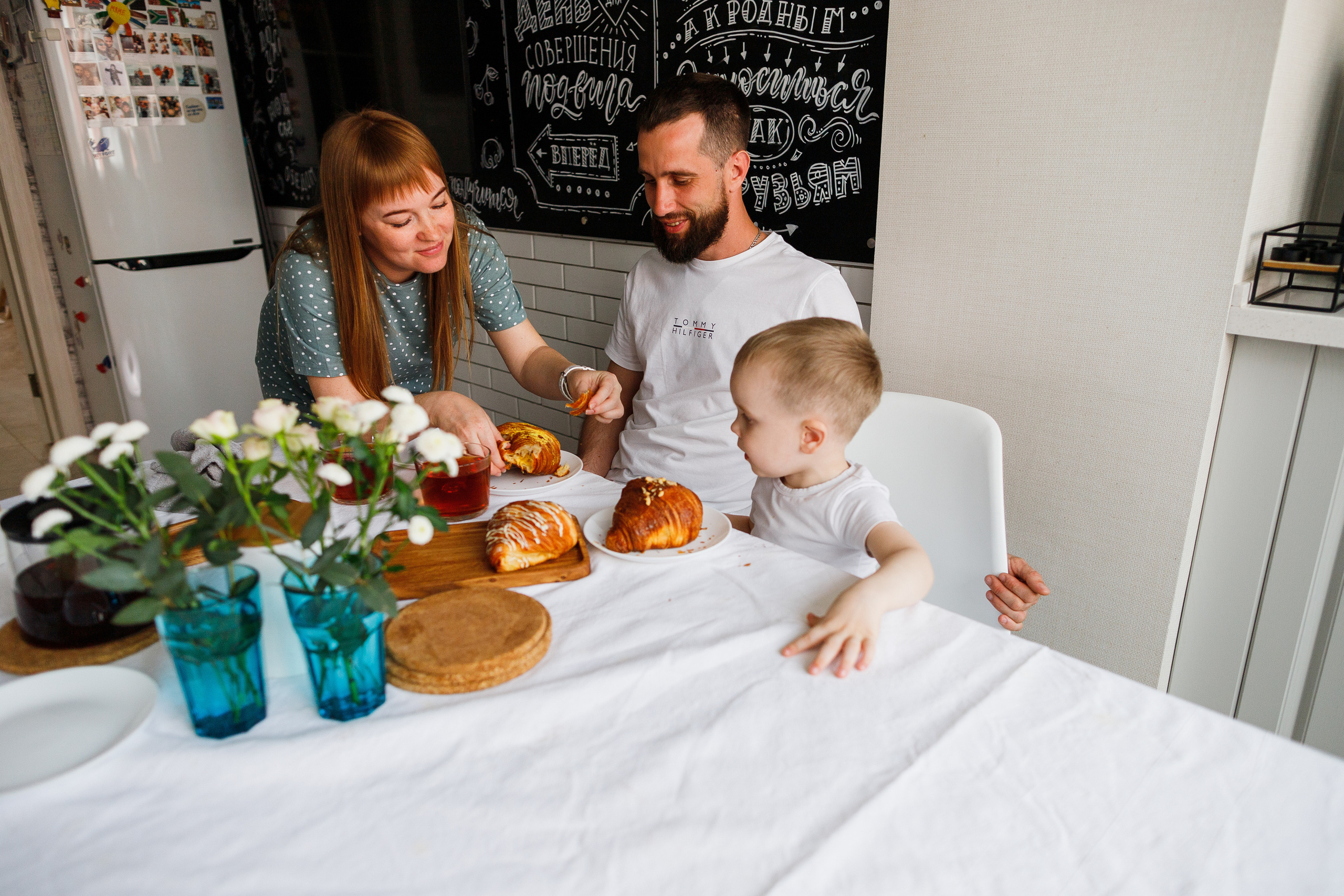 Семейная съемка дома в Астрахани, муж, беременная жена, ребенок.