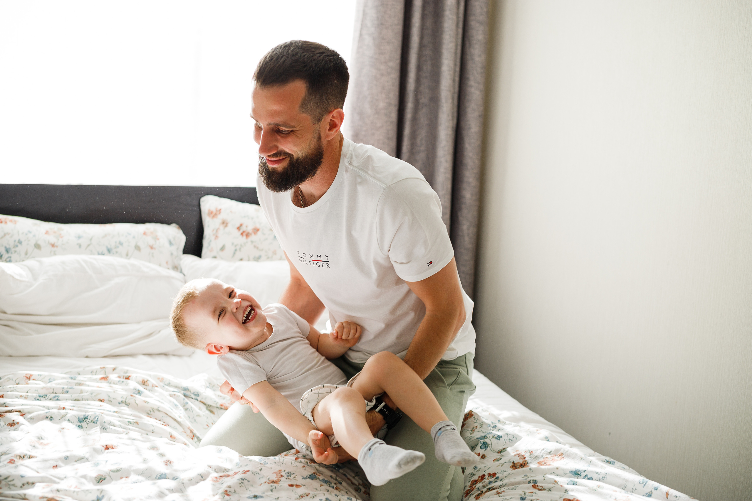 Семейная съемка дома в Астрахани, муж, беременная жена, ребенок.