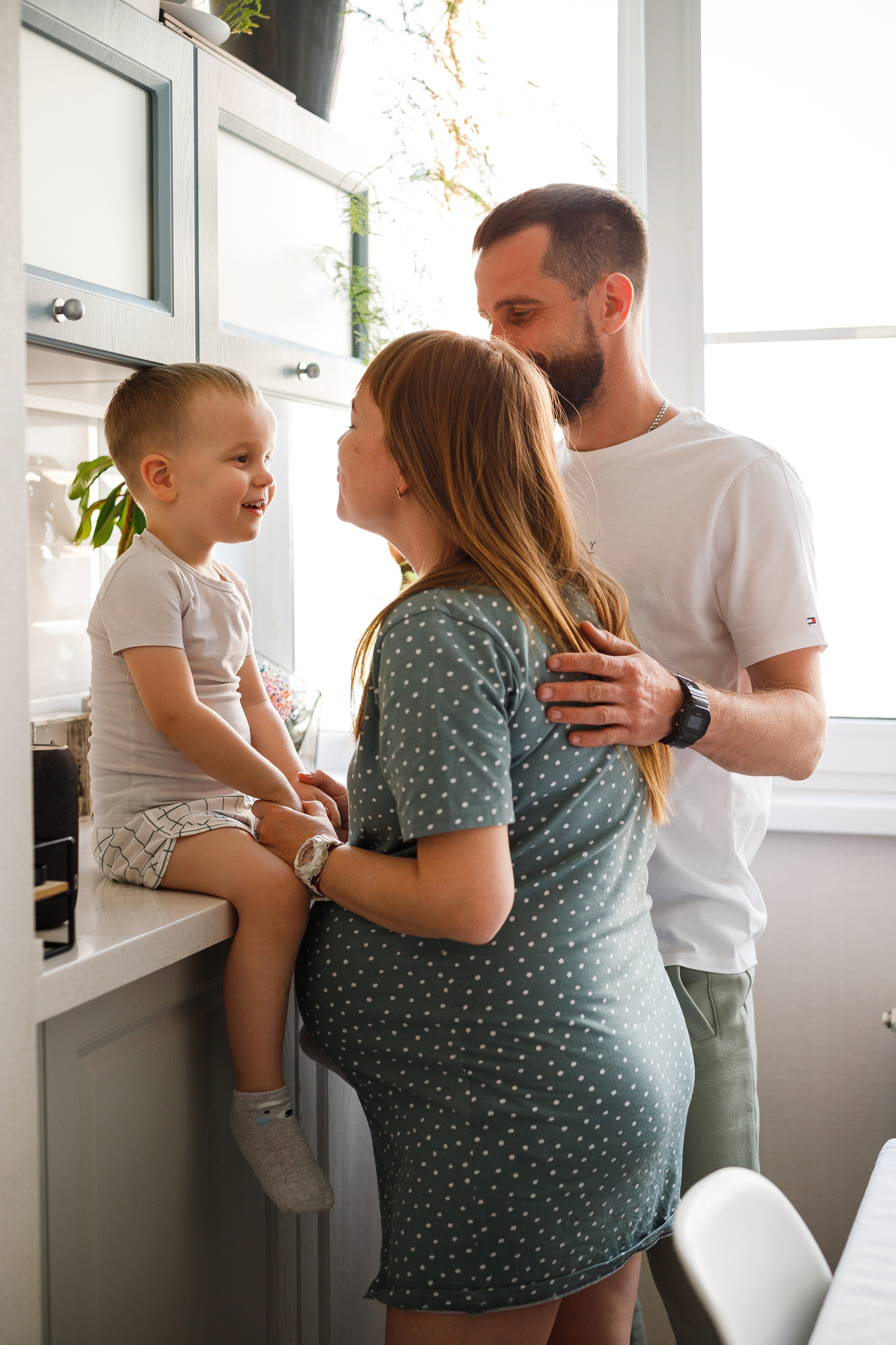 Семейная съемка дома в Астрахани, муж, беременная жена, ребенок.