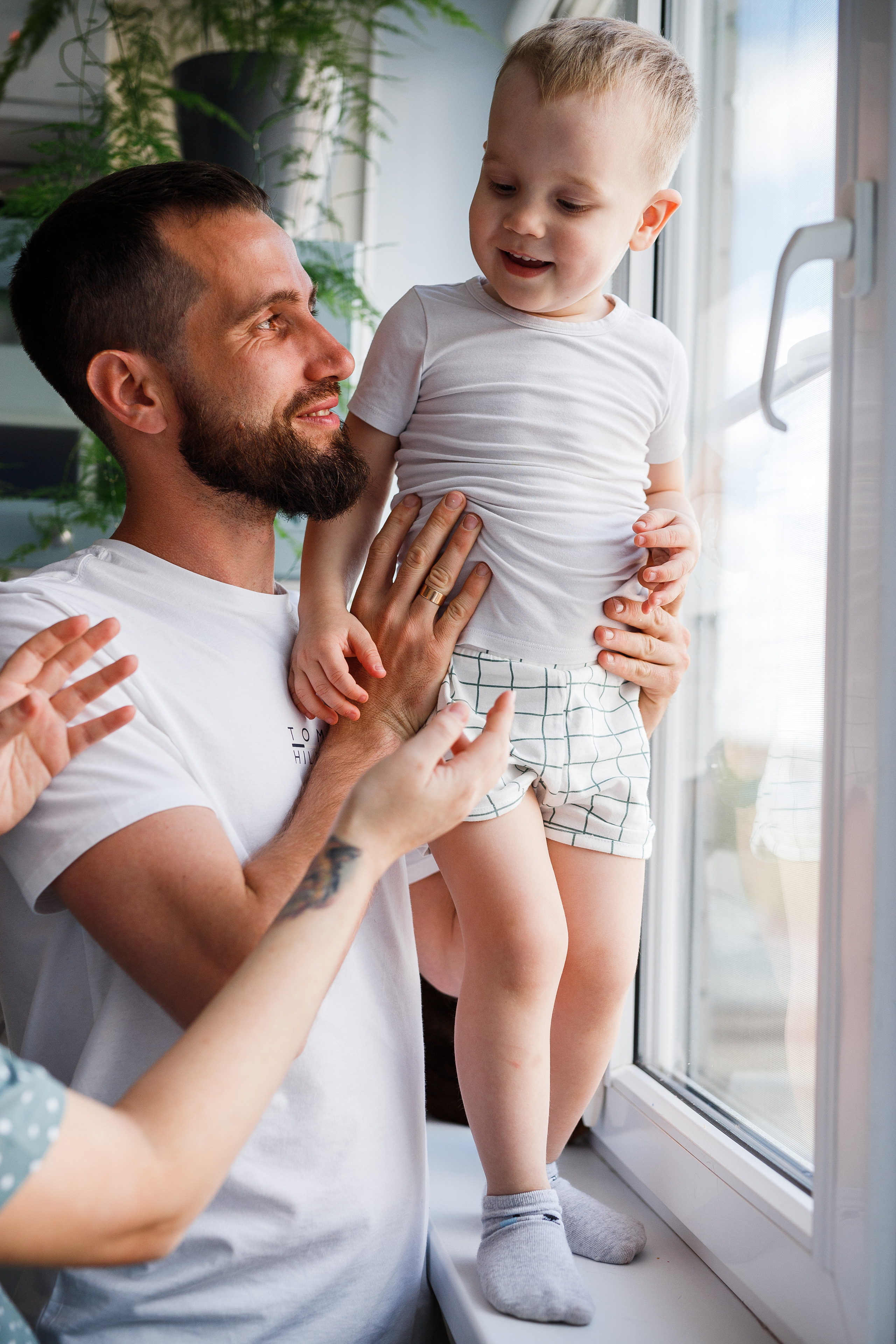 Семейная съемка дома в Астрахани, муж, беременная жена, ребенок.