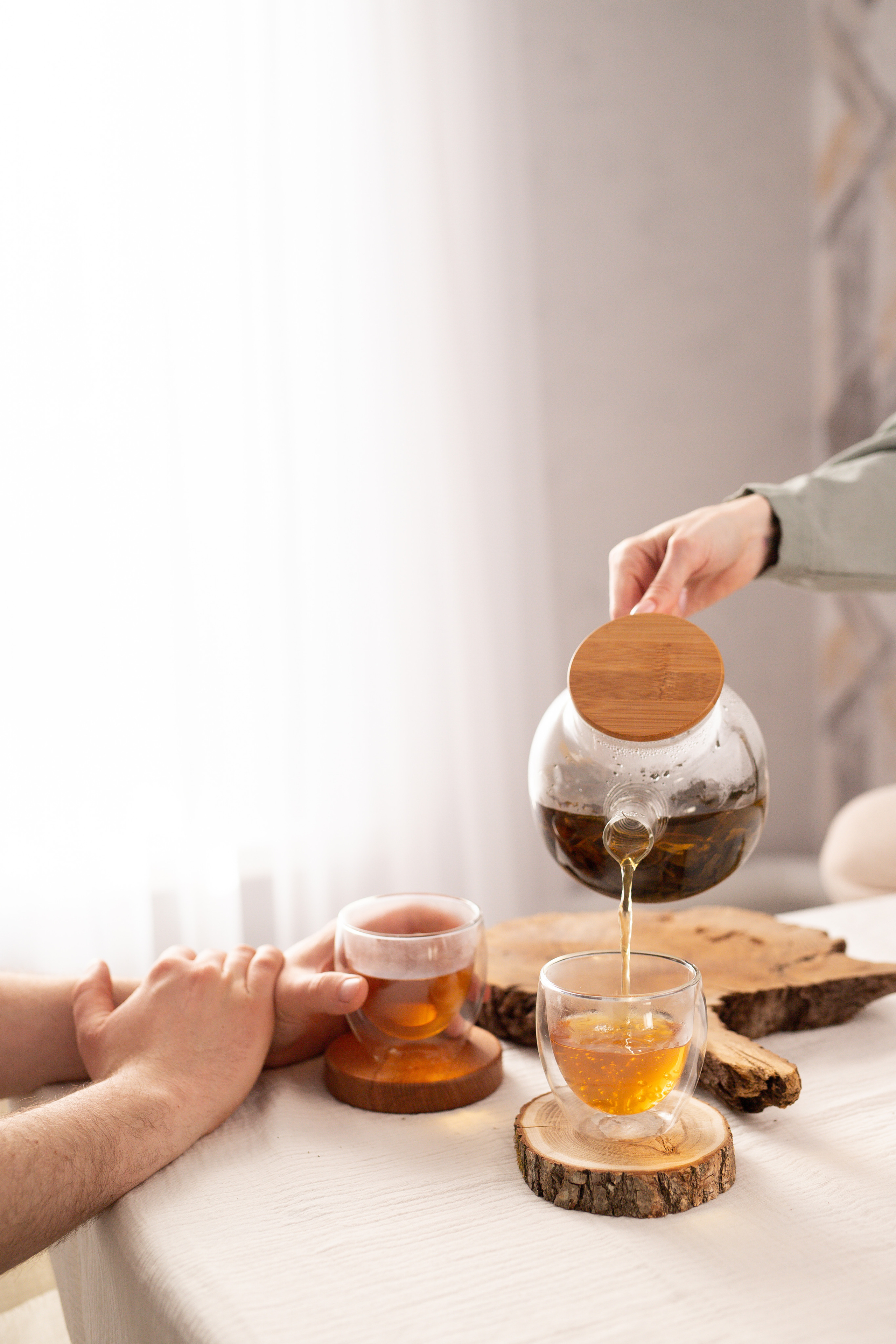 съемка чая и трав для магазина в Астрахани. контент съемка. чай и травы. съемка еды. Чай наливают в чашку в кадре руки