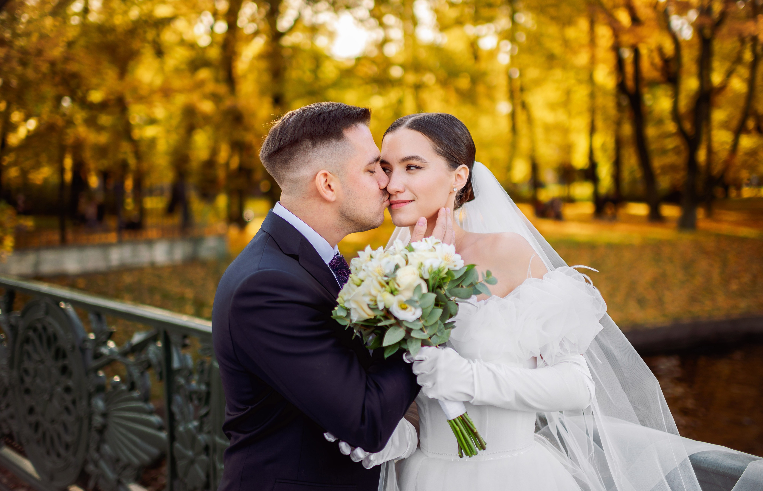 Осенняя великолепная свадебная прогулка жениха и невесты в октябре в Санкт-Петербурге в Михайловском парке и у Атлантов на Миллионной улице. Портретный, семейный и свадебный фотограф в Санкт-Петербурге и в Пушкине Ширяев Денис