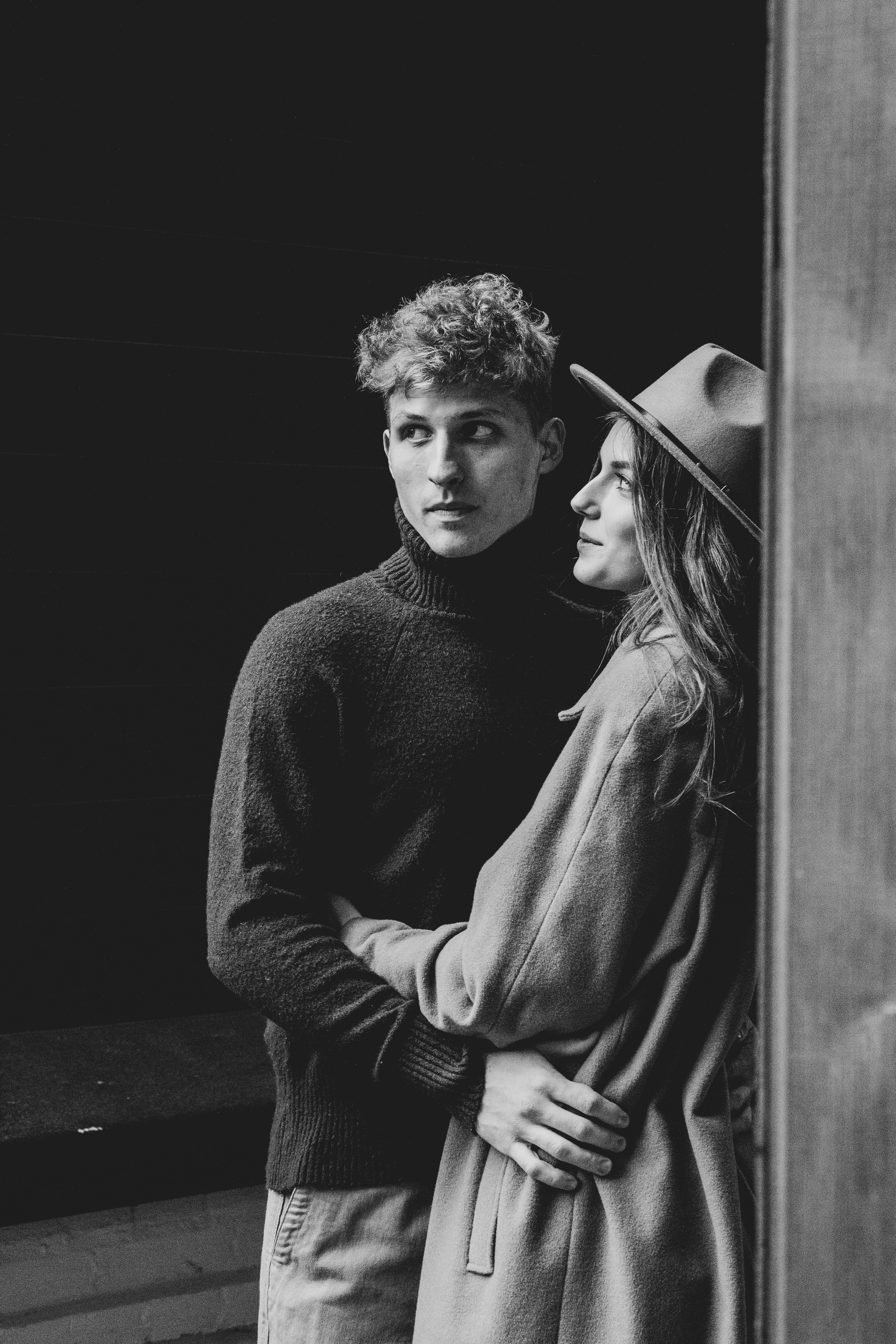 love story двое пара обнимаются черно-белое фото