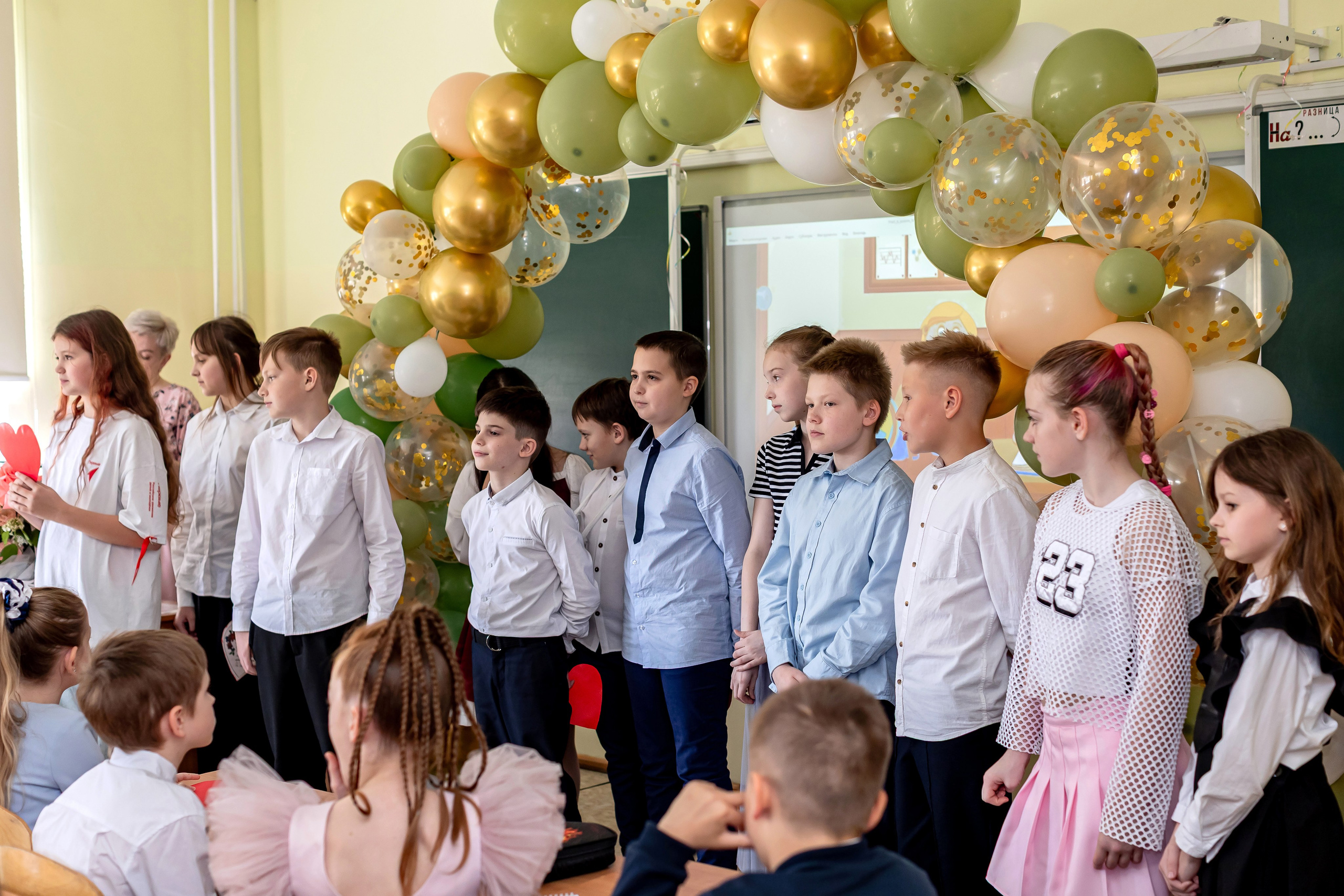 Выпускной в начальной школе в классе. Фотограф и видеограф Москва. Свадебный фотограф, видеограф. Выпускные альбомы. Оживающие альбомы