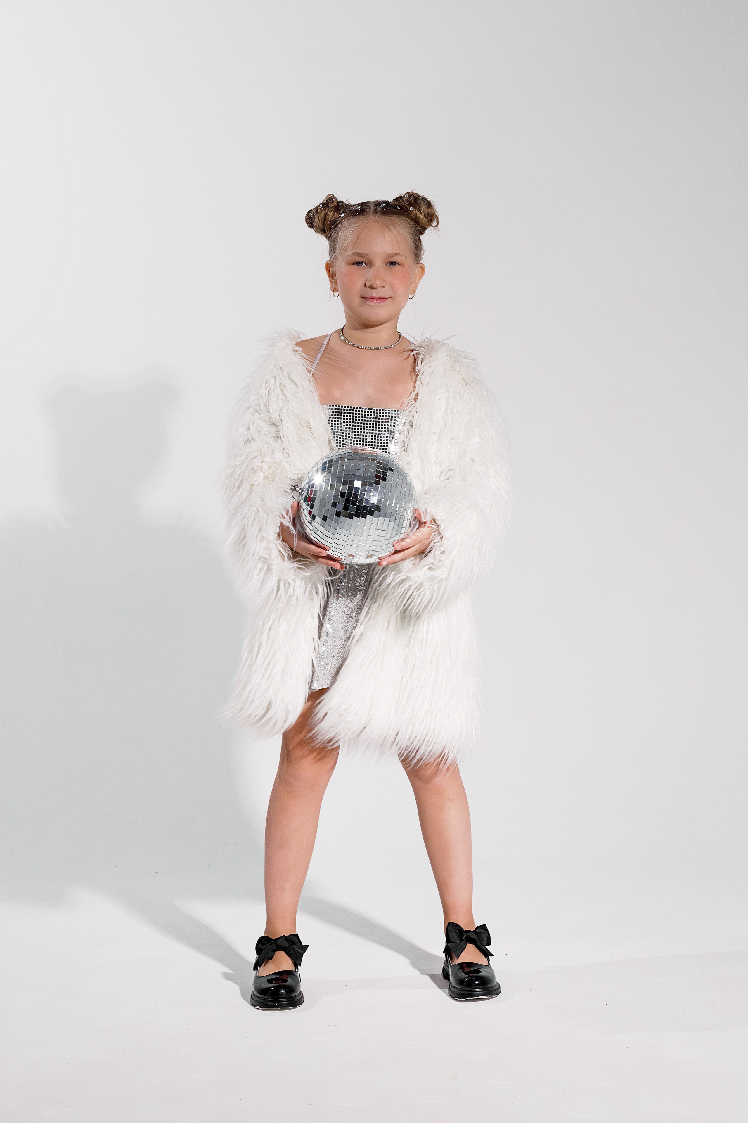 Креативная детская фотосессия на 9 лет в студии Сочи. Детский студийный фотограф Сочи