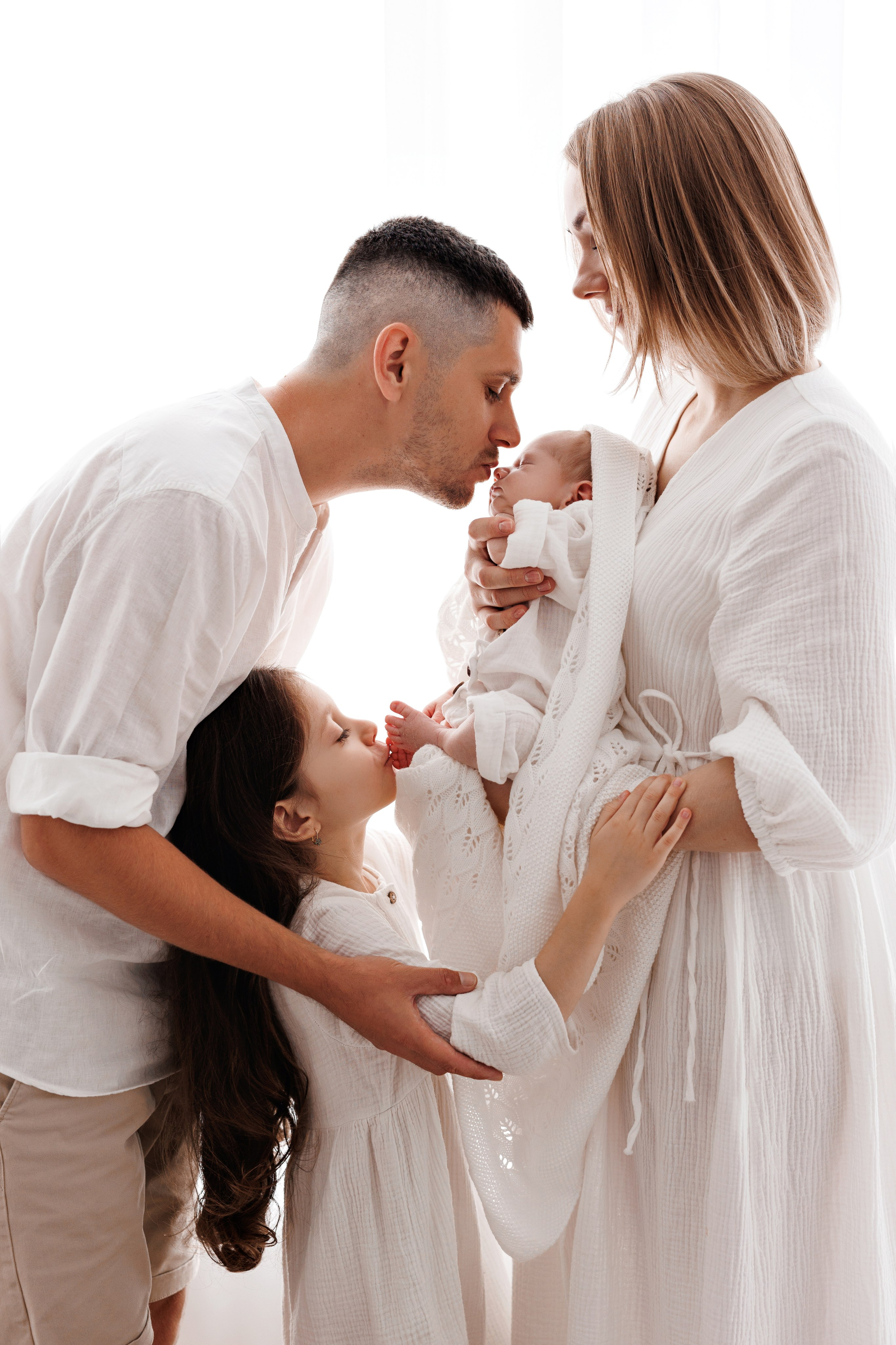 Ньюборн, новорожденные. Профессиональная детская и семейная фотостудия в Краснодаре