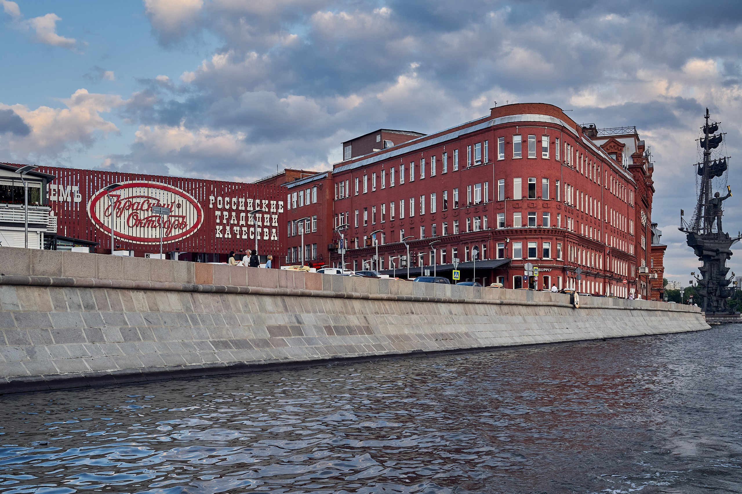 Фотосъемка вечерней Москвы с яхты: Красный Октябрь. Константин Камышников: интерьерный фотограф в Москве и Подмосковье