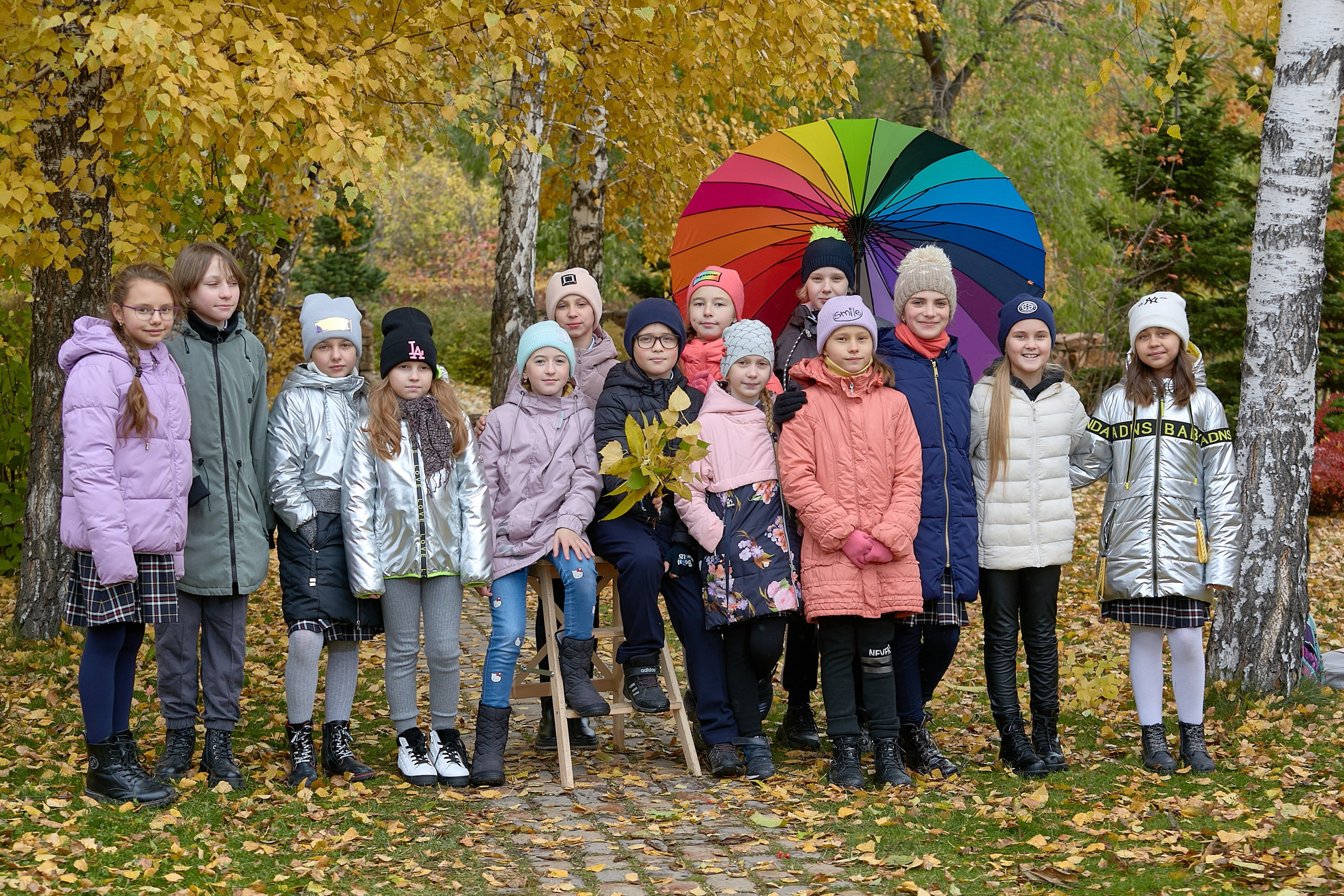 Яркая фотография одноклассников в осеннем парке.