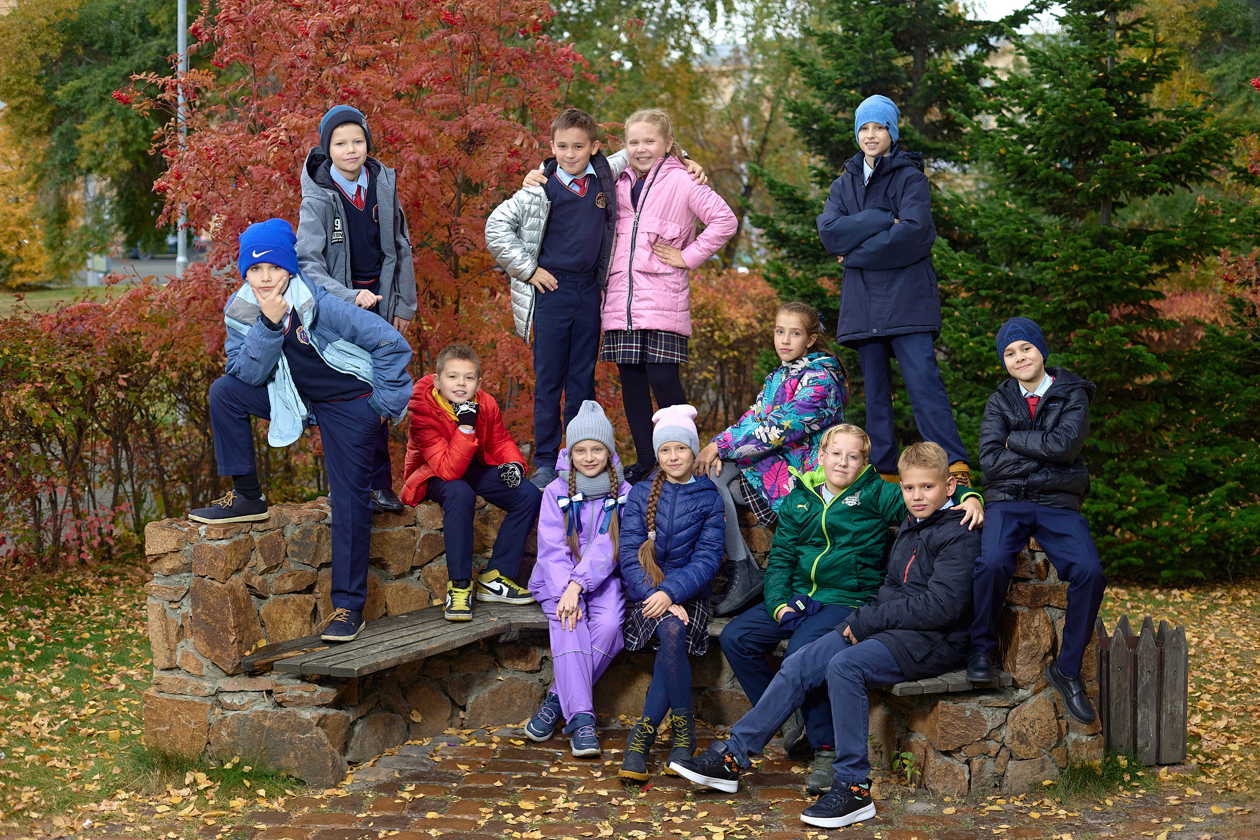 Красивая групповая осенняя фотография для выпускного альбома.