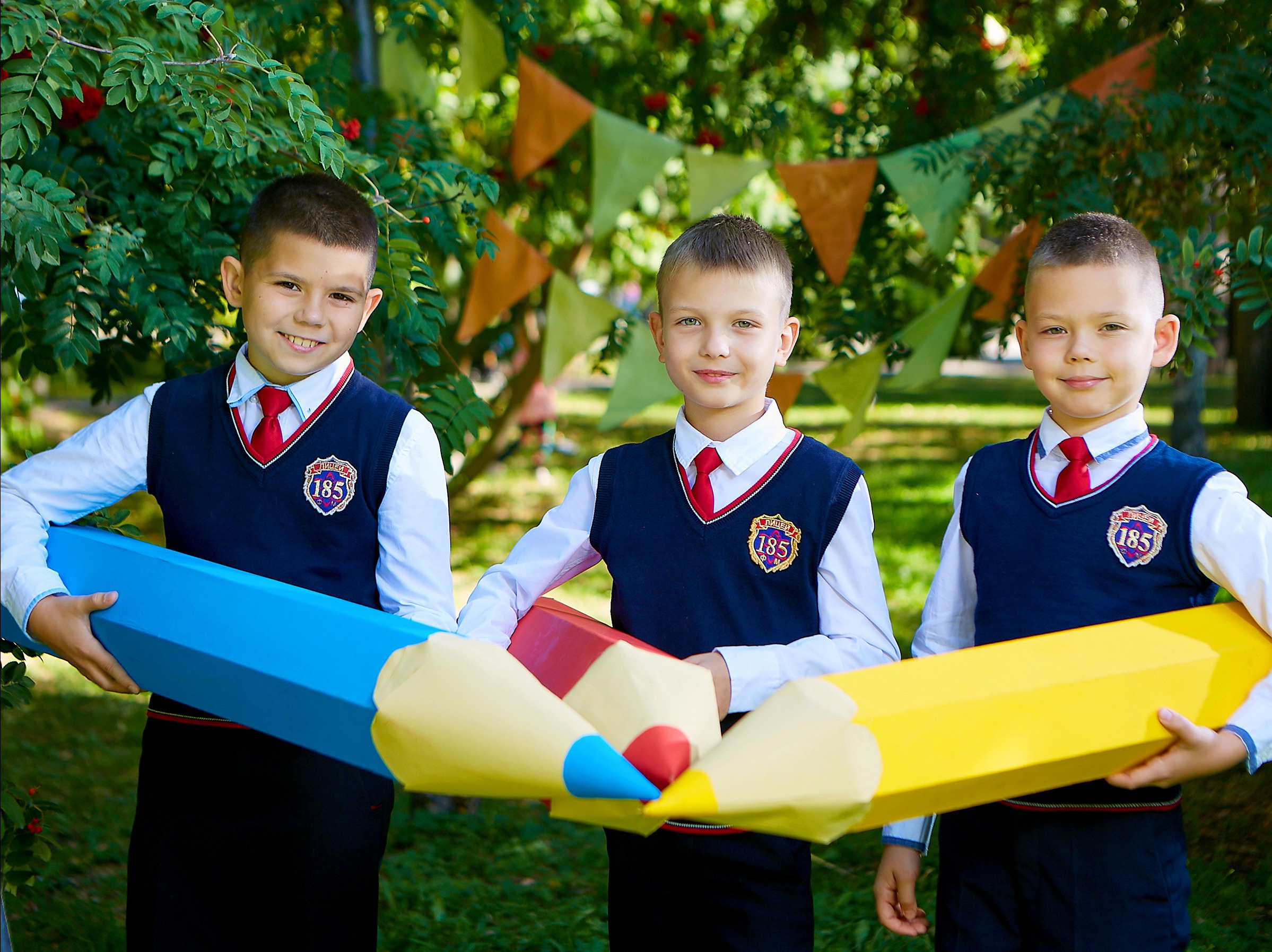 Друзья школьники устроили битву карандашами гигантами