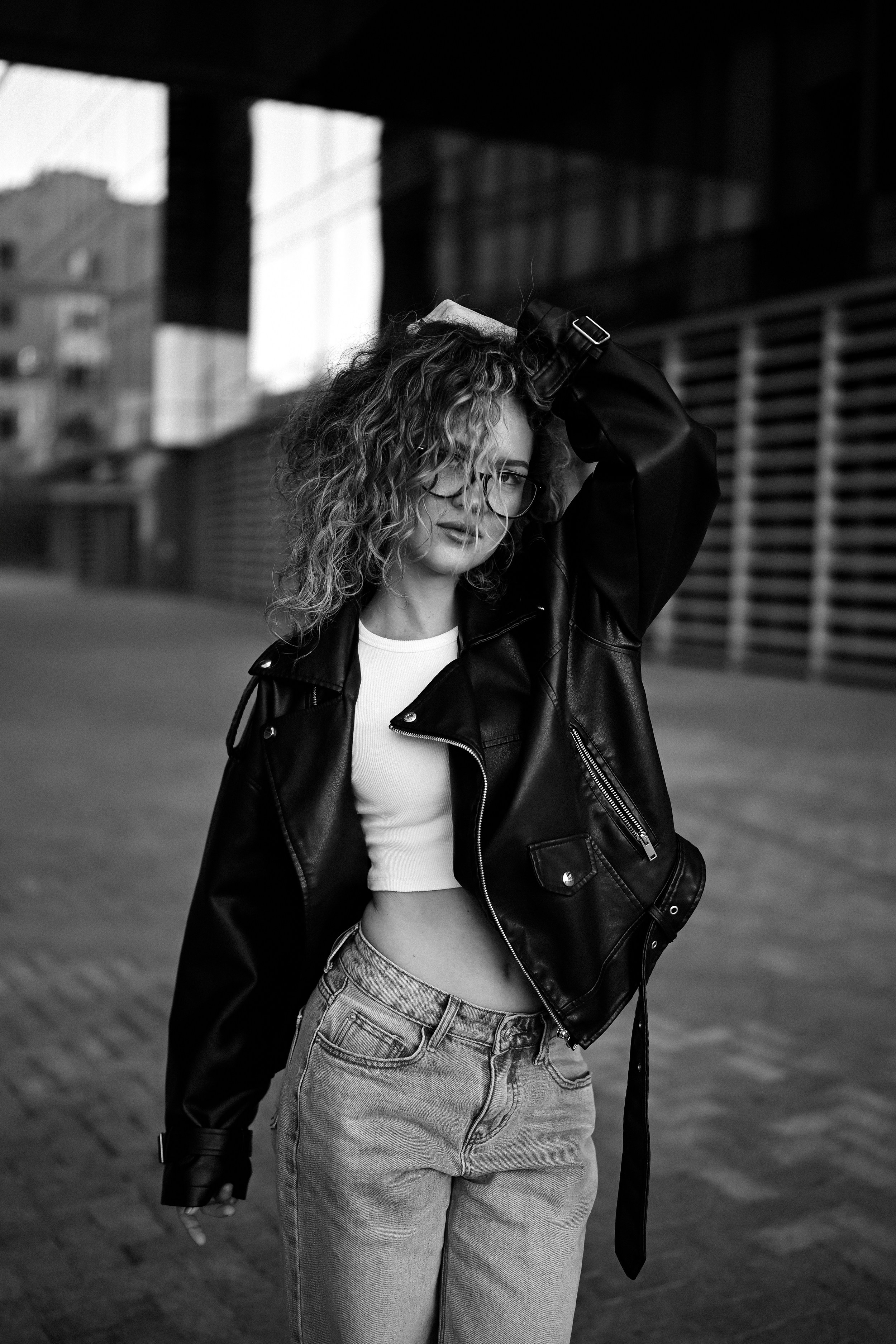 Фотосессия в центре Казани для девушки в кэжуал-образе с элементами уличного стиля и городской атмосферы