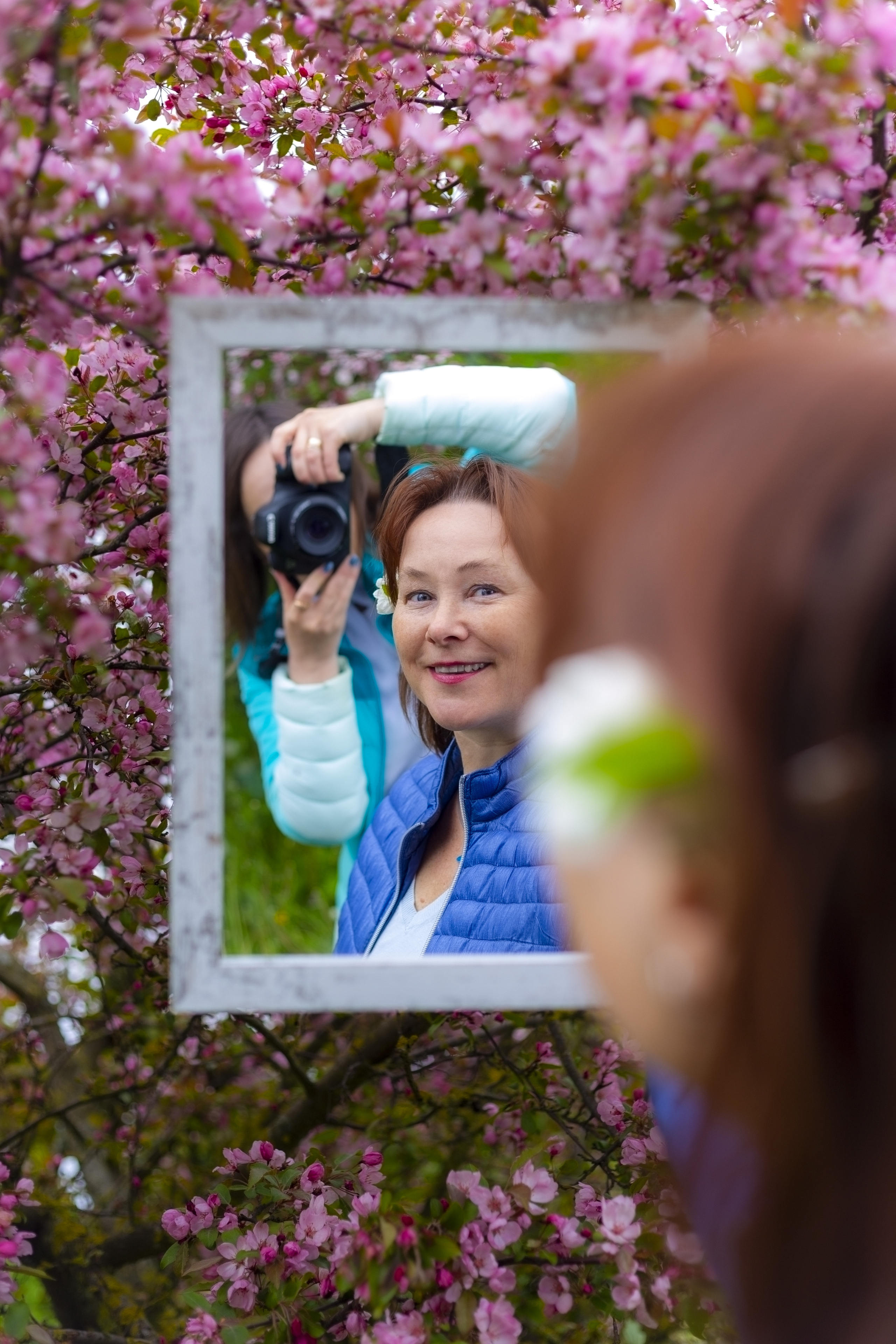 Портрет в зеркале с весенними цветами, Минск