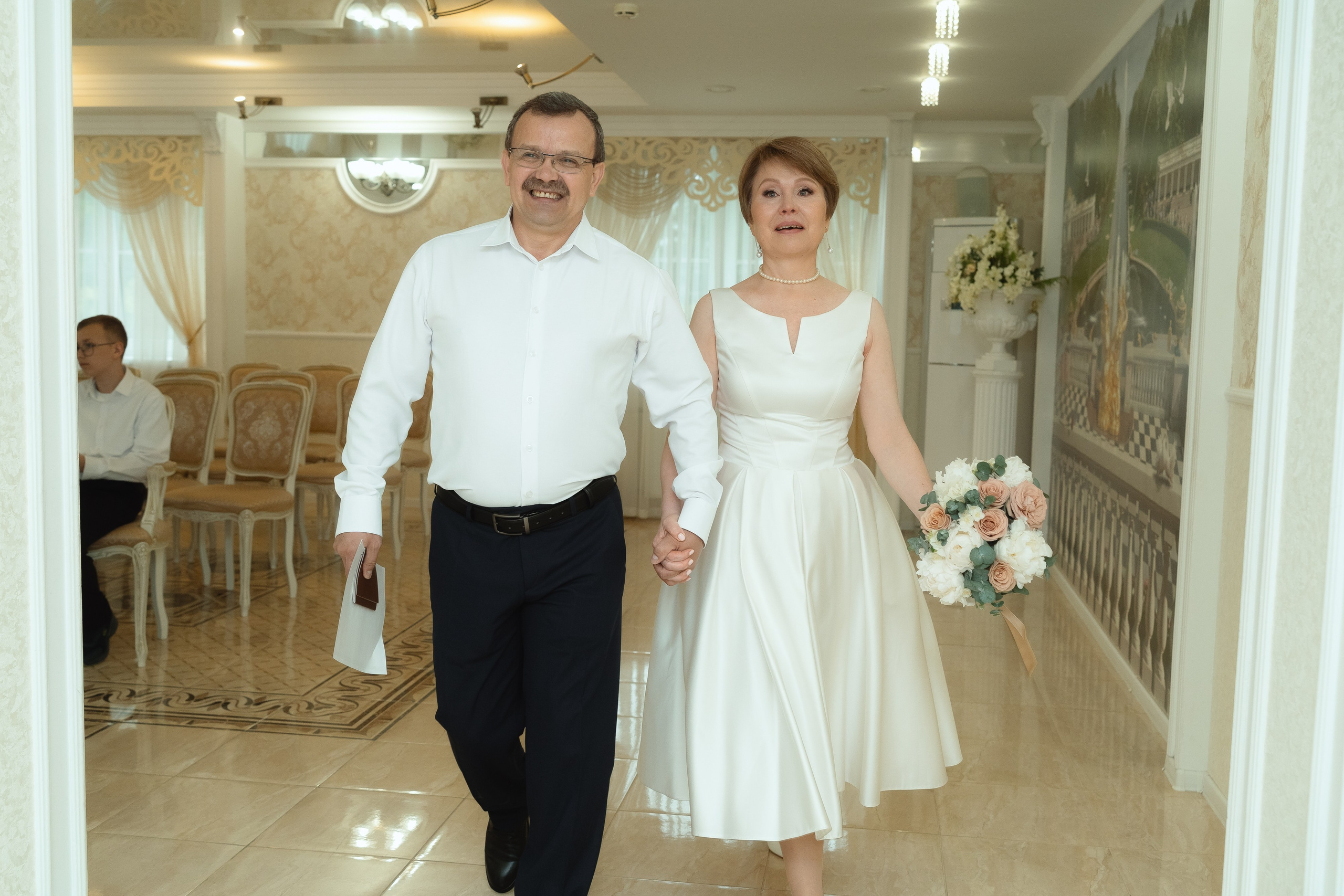 Молодожёны во время церемонии в ЗАГСе