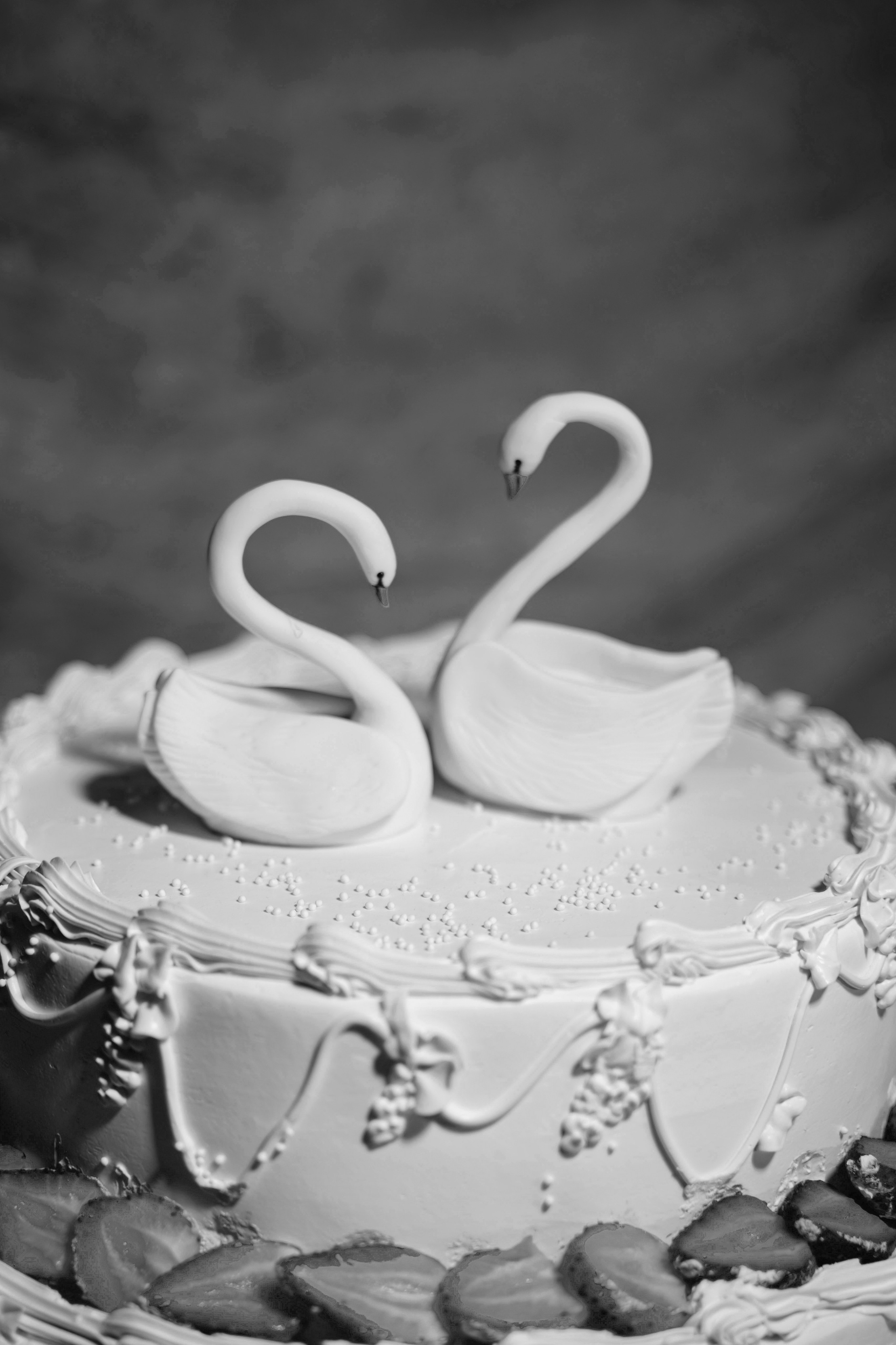 Свадебный торт с фигуркой лебедя — элегантный декор