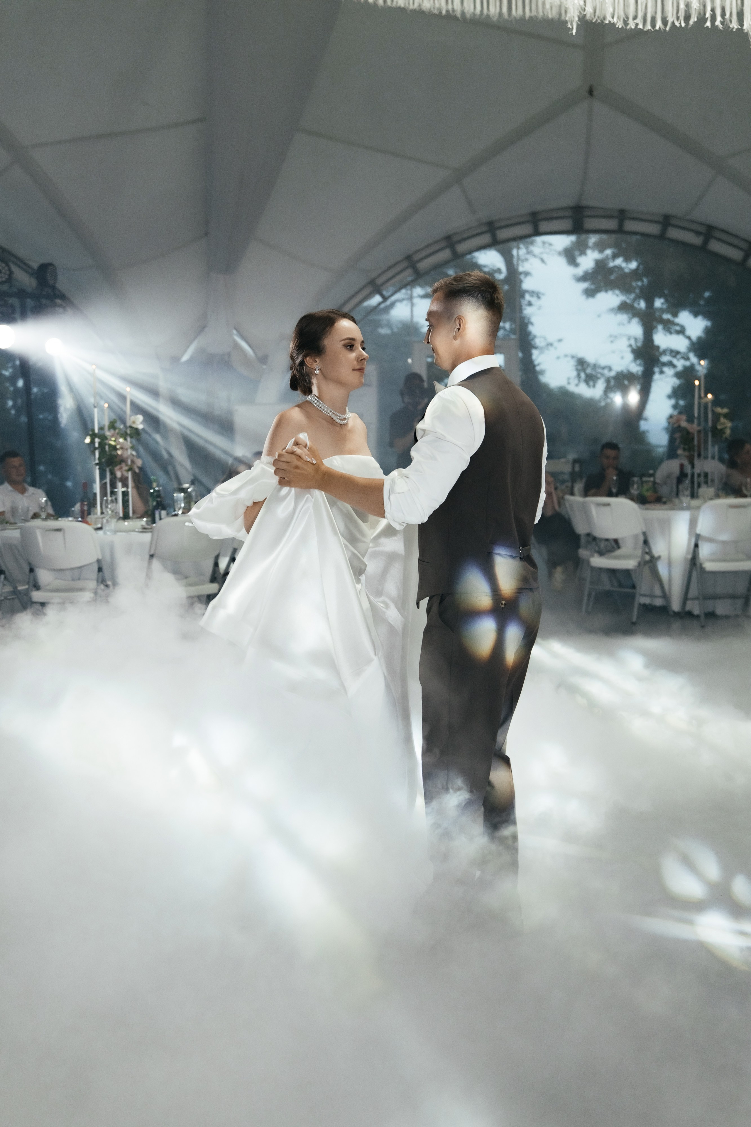 Я создаю профессиональные фотографии, которые сохраняют эмоции, детали и атмосферу вашего праздника. Свадебный фотограф во Владивостоке