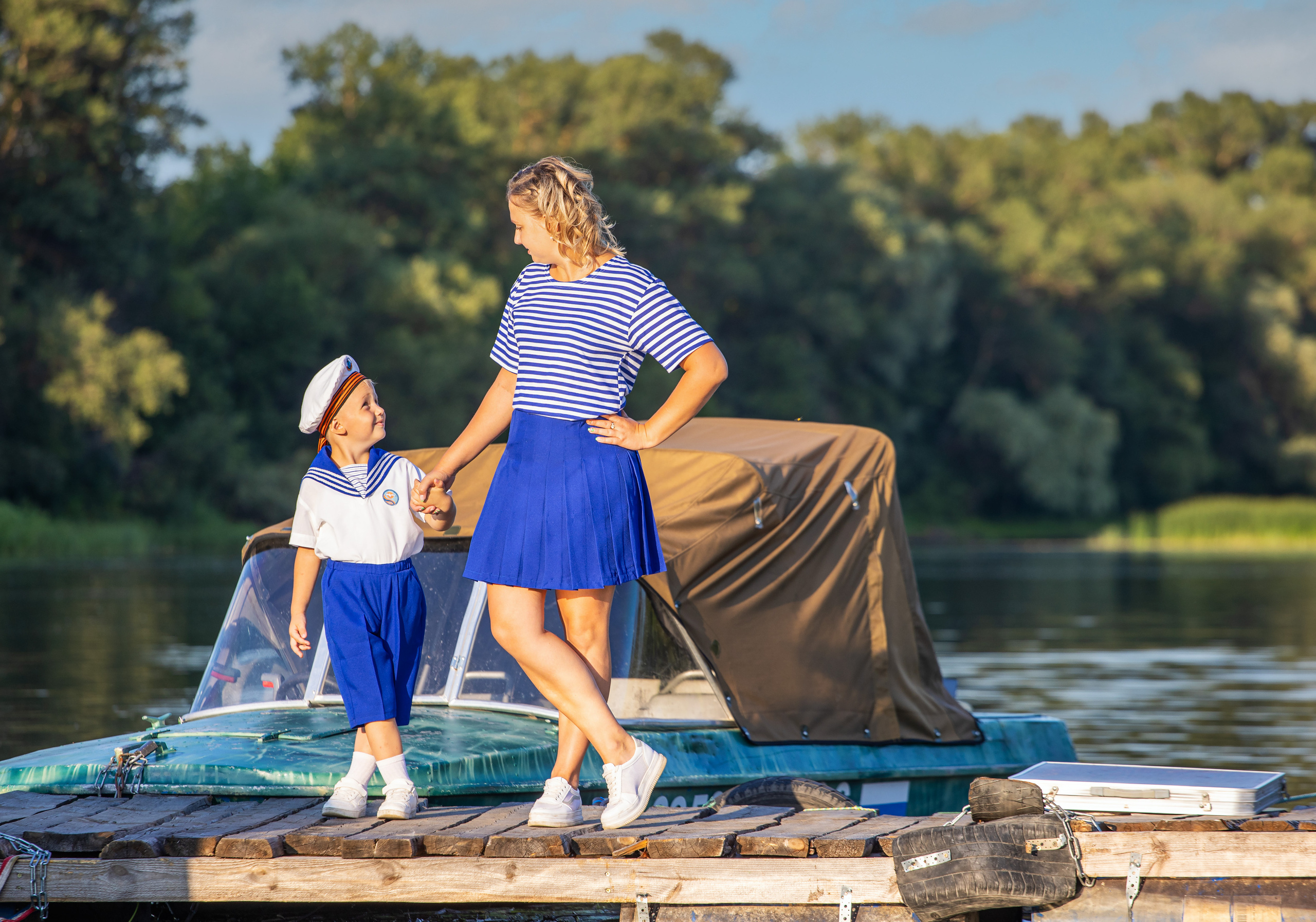 Прогулка мамы с сыном. Фотограф Петров Александр Свадьбы, Съемка в студии, Выпускные альбомы г. Балашов