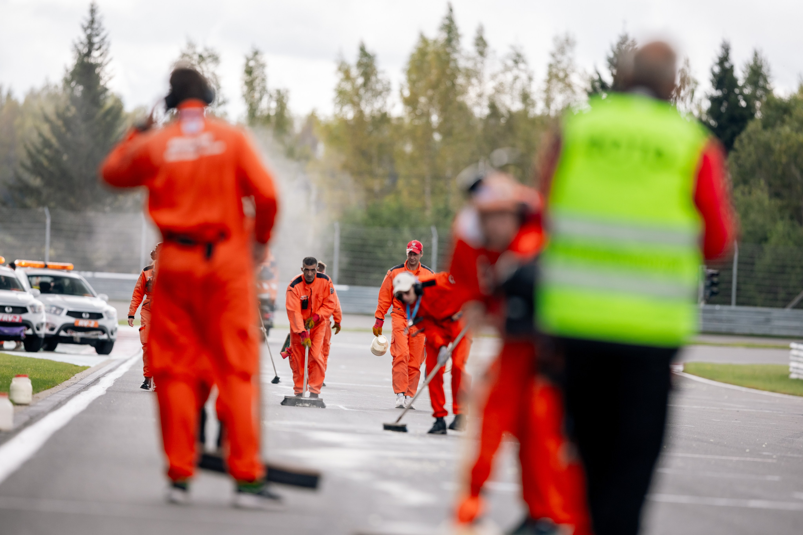 Кто такие маршалы на автогонках: невидимые герои автоспорта
