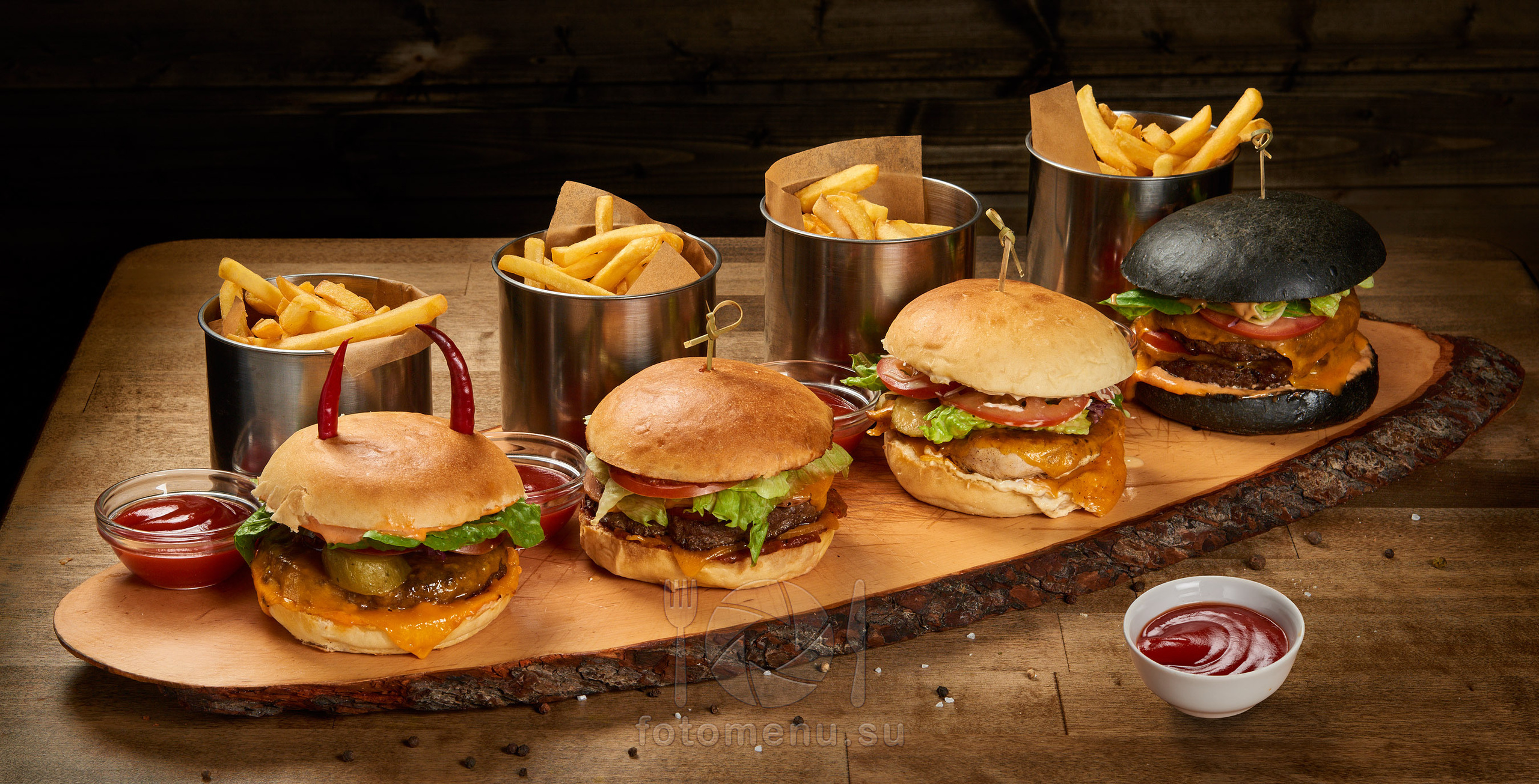 сет из бургеров и картофеля фри на компанию