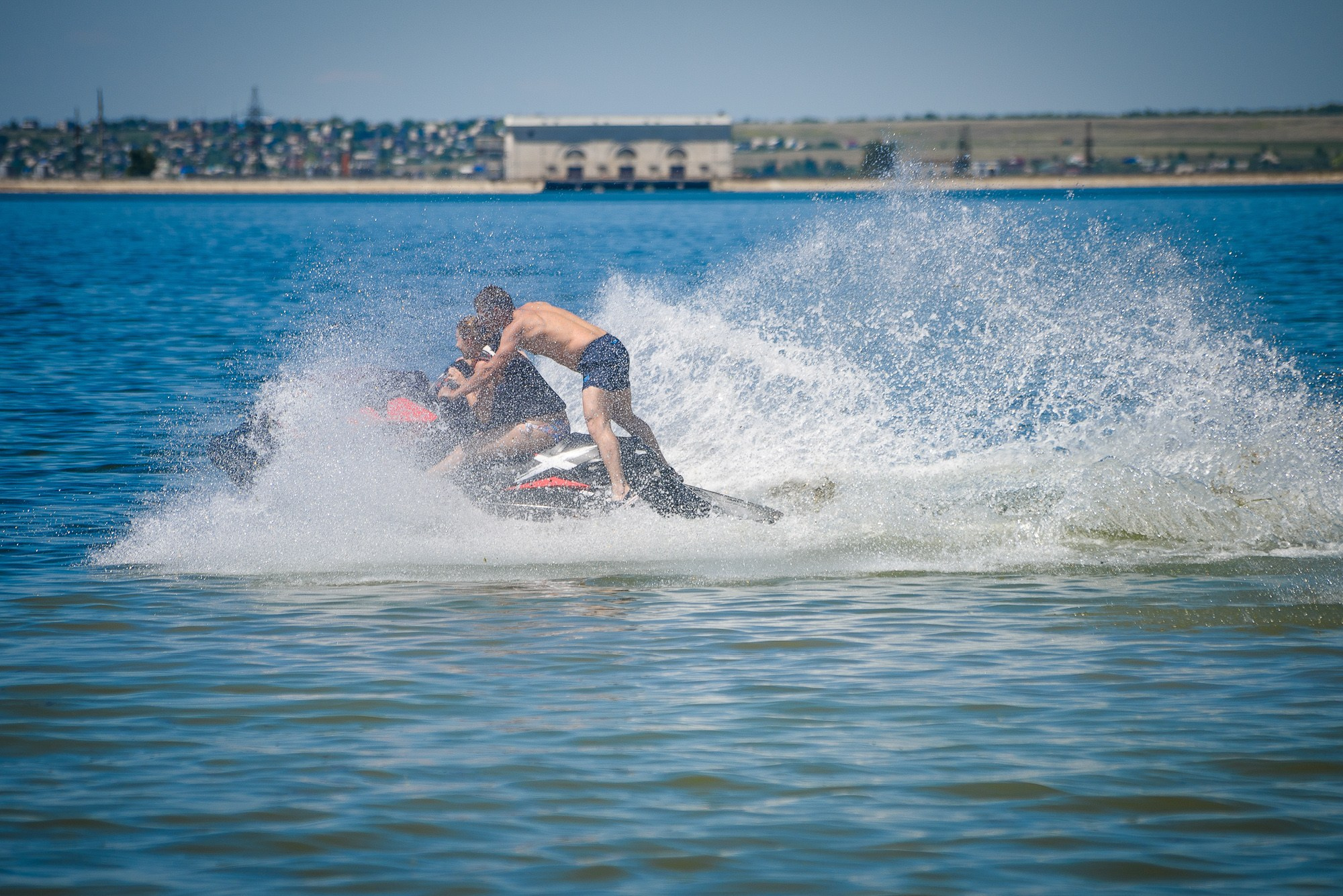 Мужчины на гидроскутере подняли много брызг