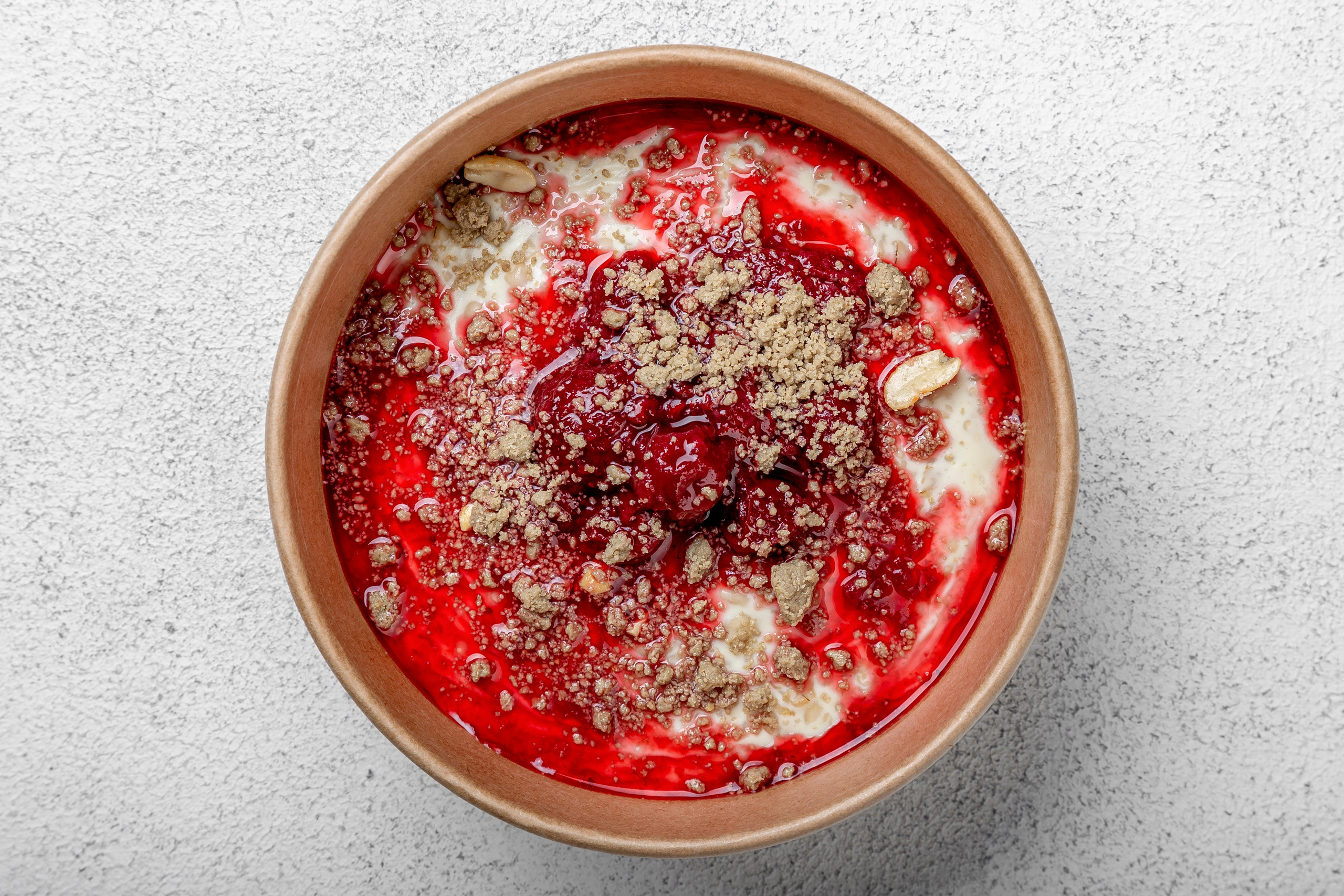 Овсяная каша с халвой и ягодами вишни