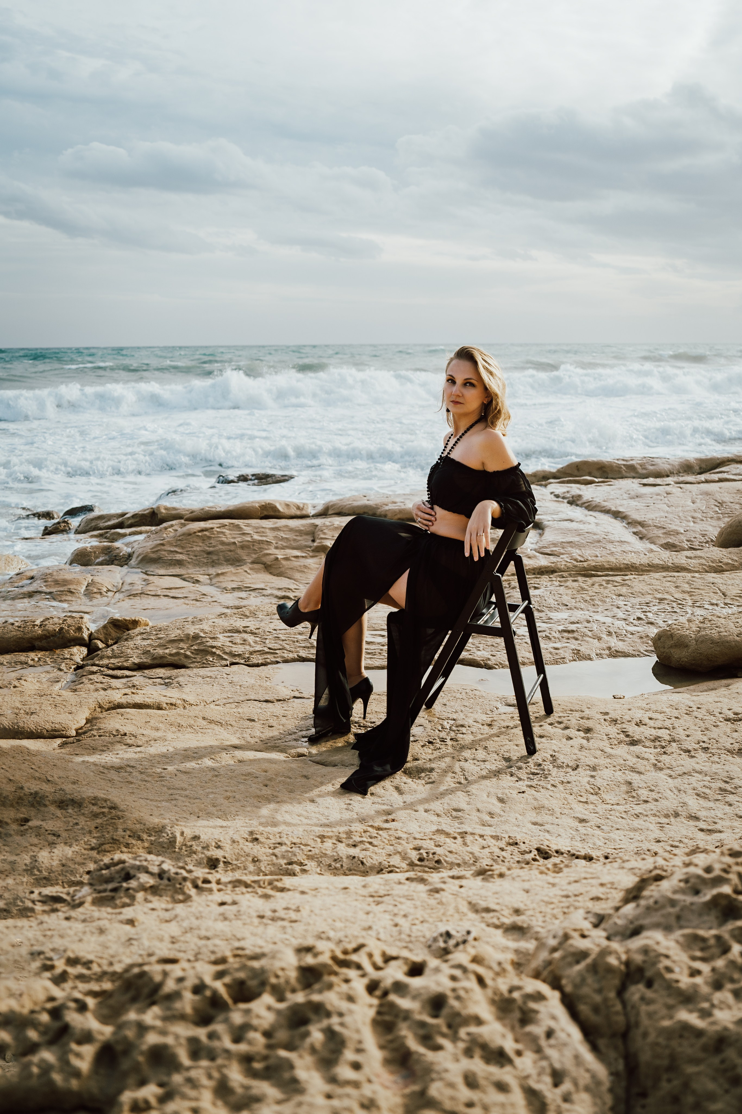 фото девушки на берегу моря Бенидорм