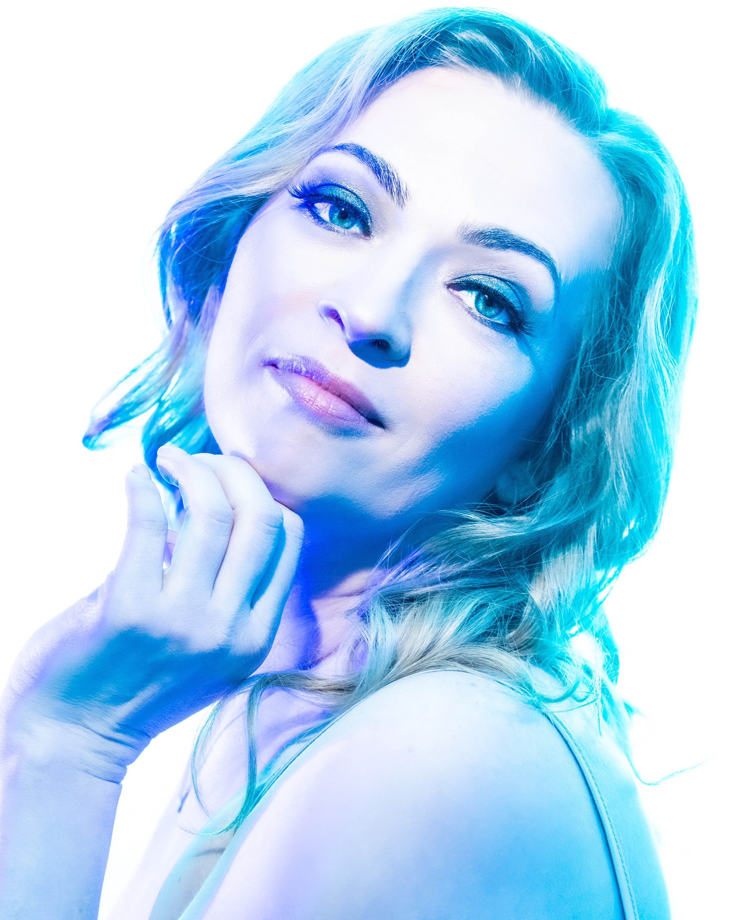 Творческий портрет: женщина с цветной подсветкой, футуристическая студийная фотосессия, фотограф для артистов и креативных проектов, портфолио для шоу-бизнеса.