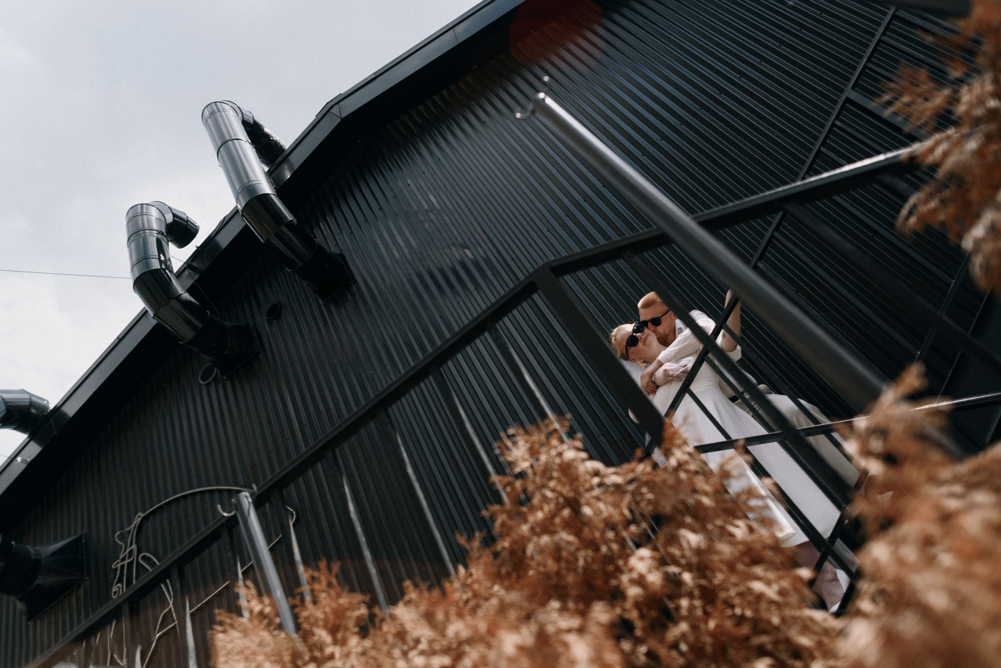 Фотосессия в стиле минимализм на улицах Тюмени, жених и невеста вдвоем