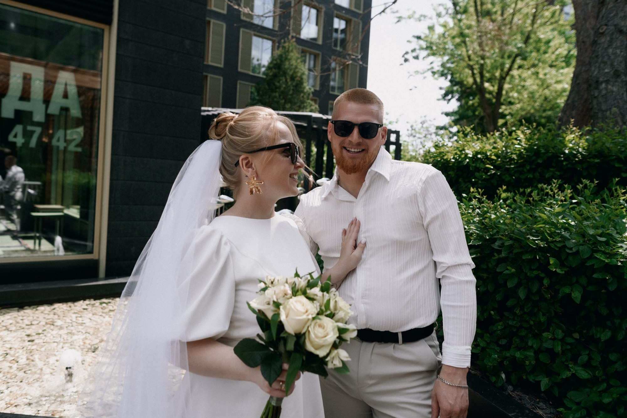 Эстетичные свадебные портреты в городской среде, современная классика