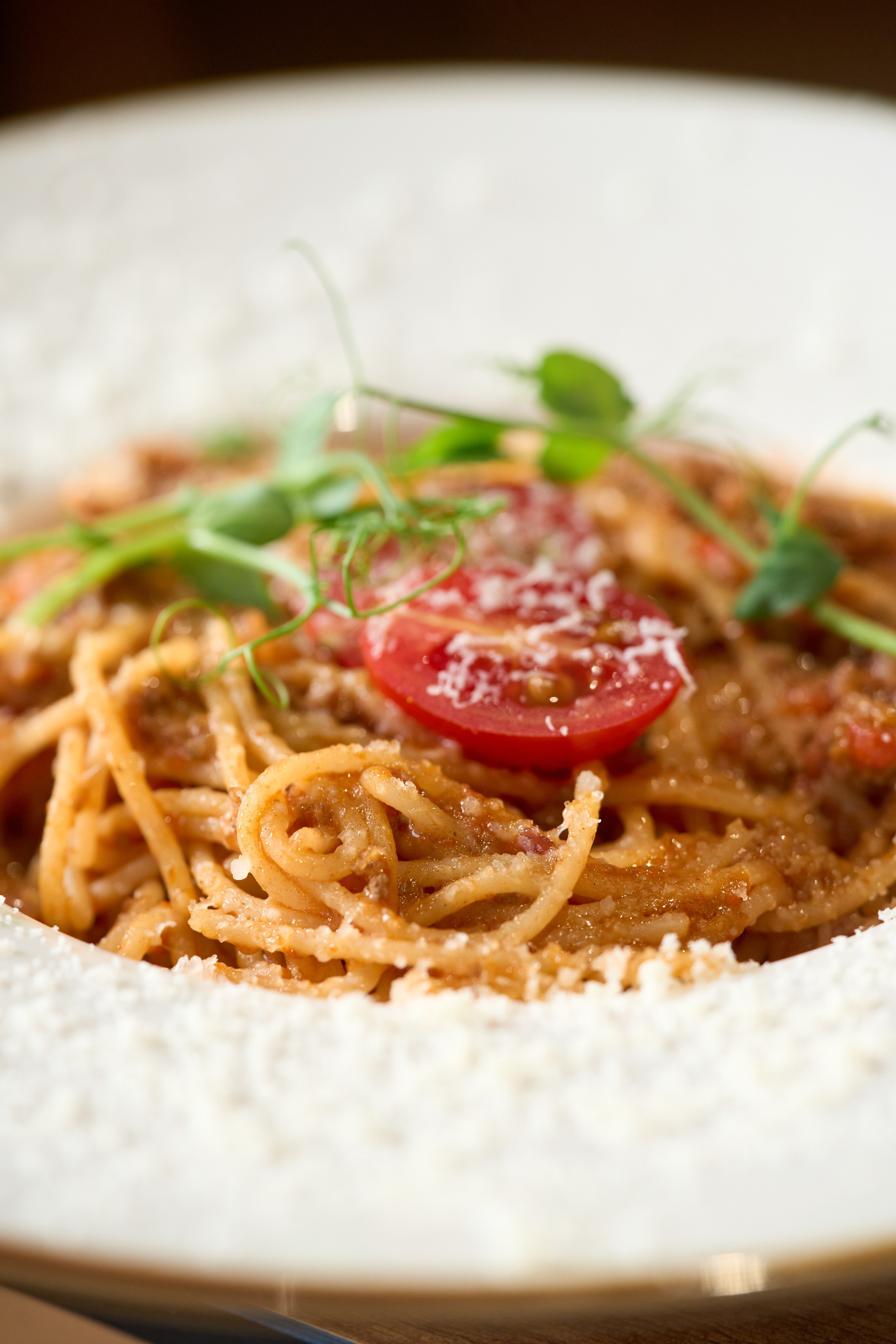 спагетти болоньезе с пармезаном