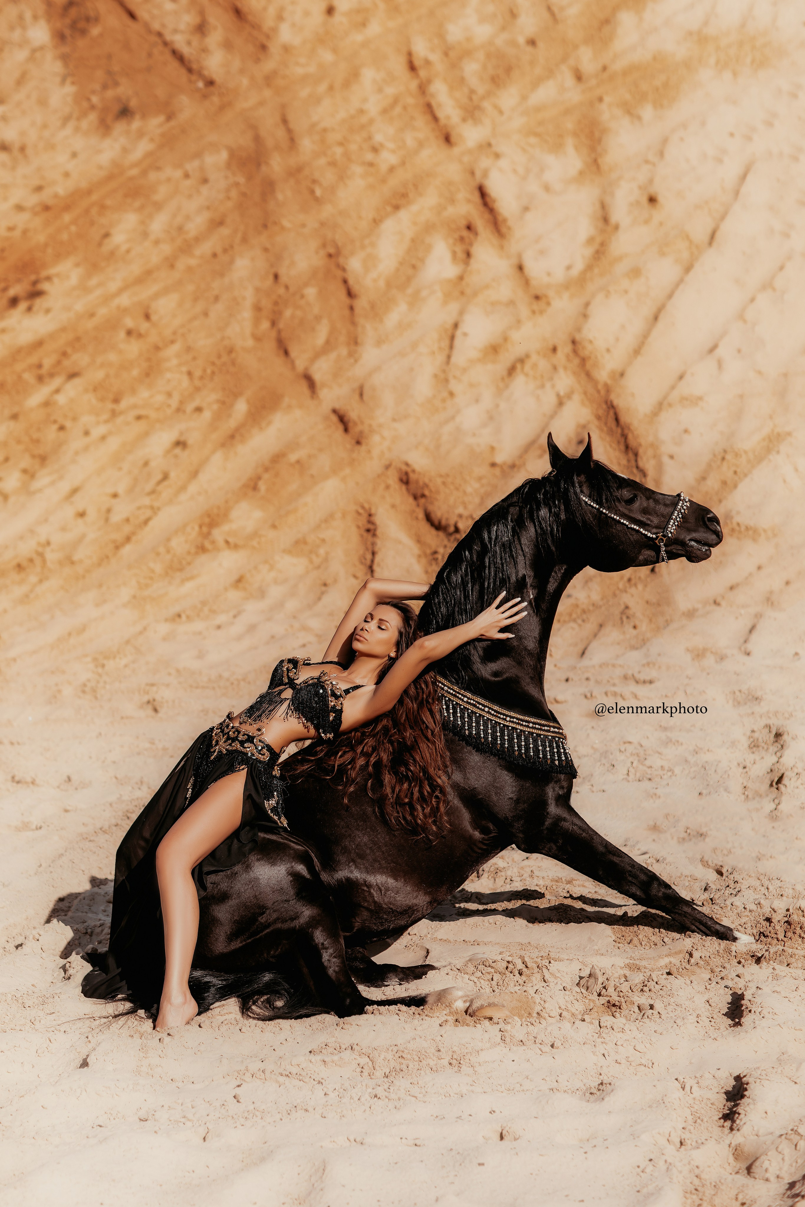 Серия эффектных фотографий с девушками в восточном стиле и лошадью, выполняющей трюки: 'свеча', 'сидит' и 'лежит' на песке. Каждое изображение передает уникальную красоту и грацию как животных, так и девушек, идеально подходит для клиентов в Москве и области, желающих запечатлеть незабываемые моменты."