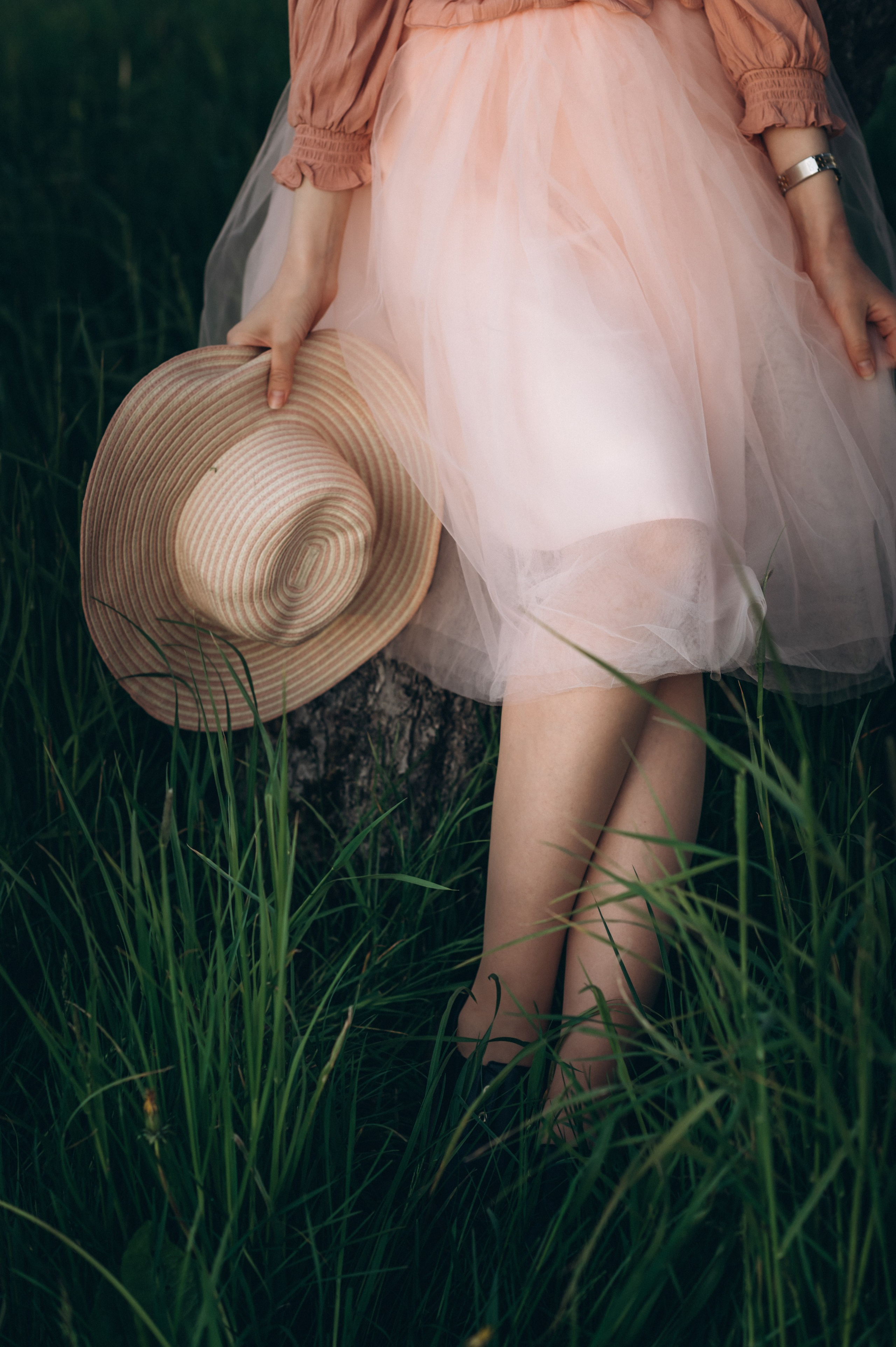 Фото девушки в юбке и со шляпкой в руках