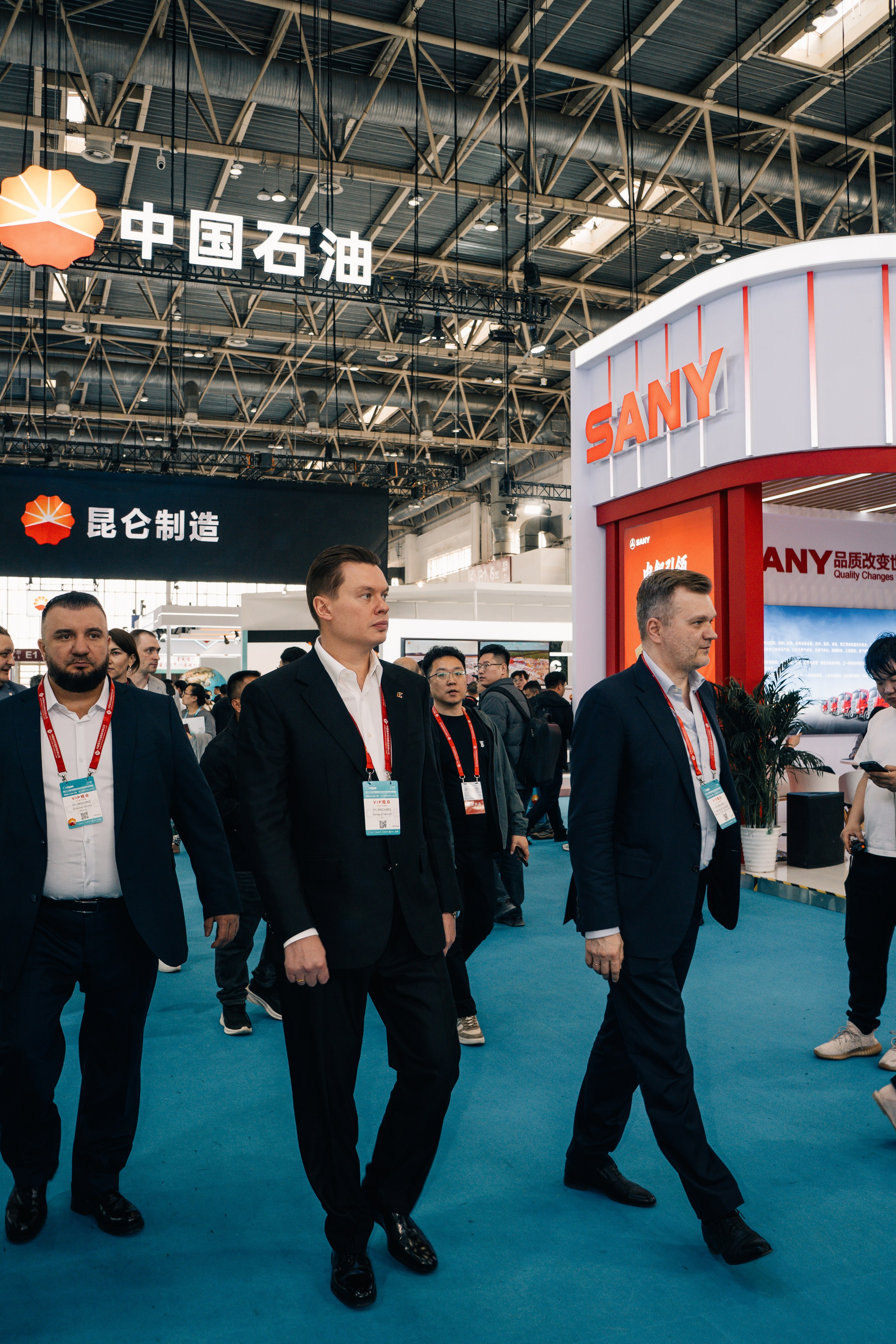 Reportage photography in China: Oil Resource delegation moving through the cippe exhibition, live working moment.