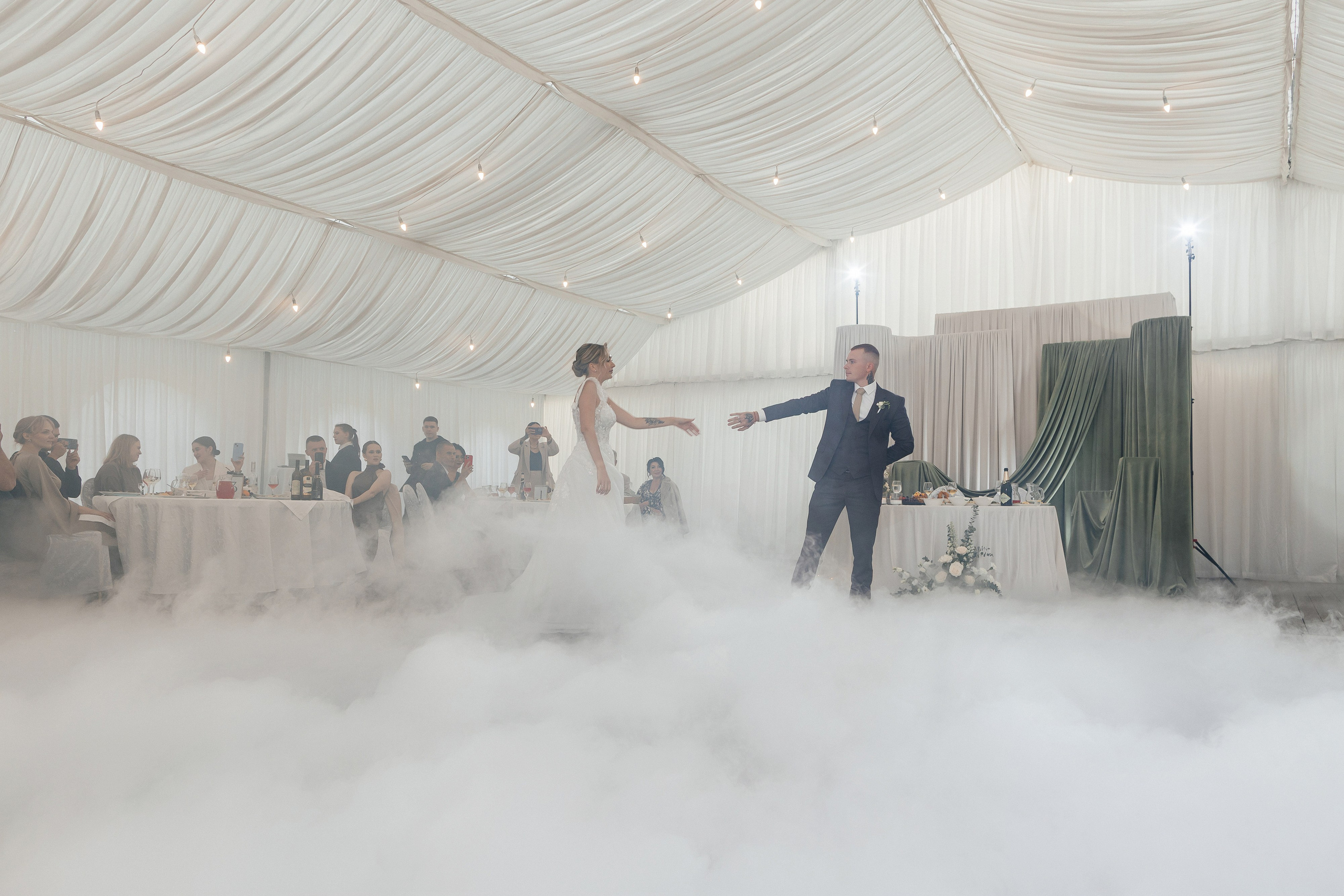 Красивая летняя свадьба в шатре. Олег Сверчков | Свадебный фотограф Вологда