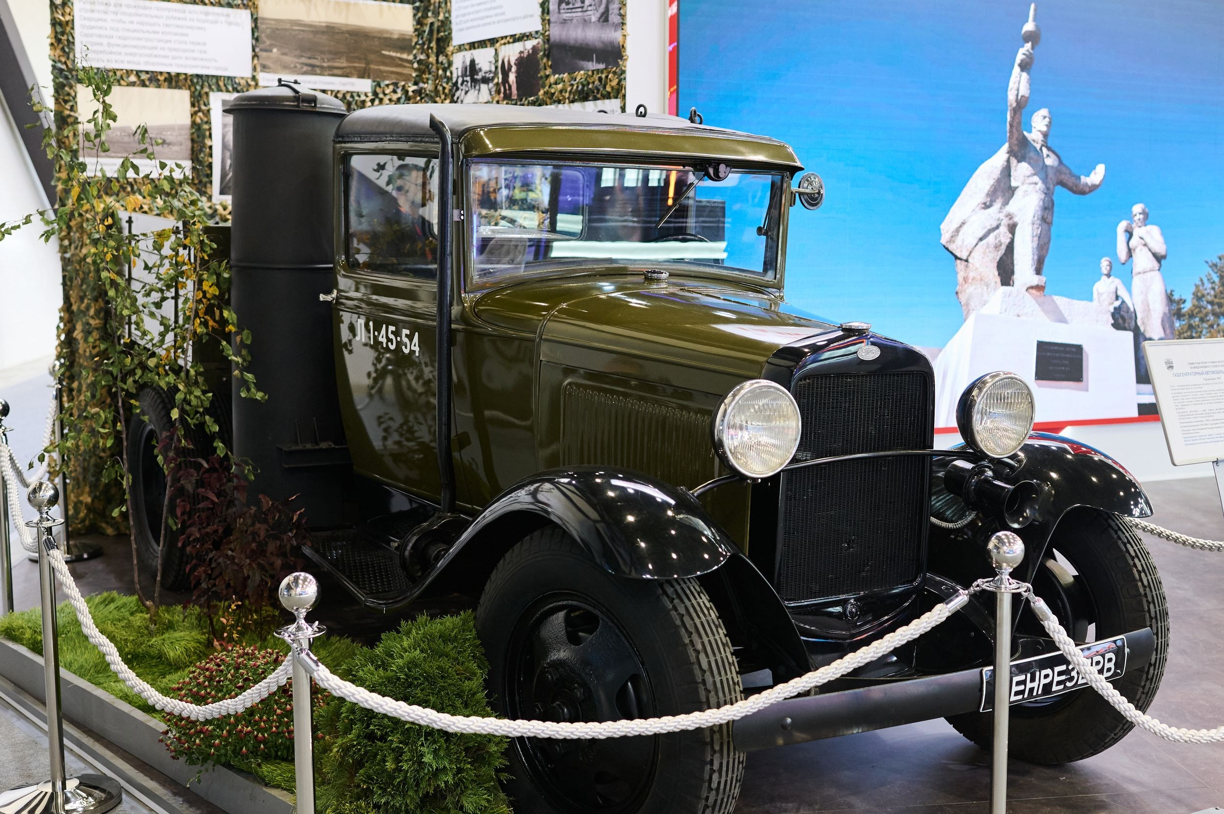 Автомобиль на выставочном стенде Петербургского международного газового форума 2025 в Экспофоруме